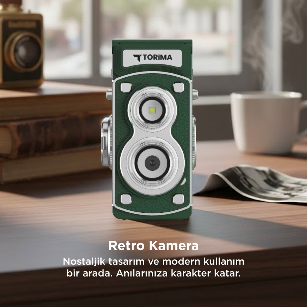 İki lensli yeşil retro kamera, kitaplar ve kupa yanında ahşap masada duruyor.