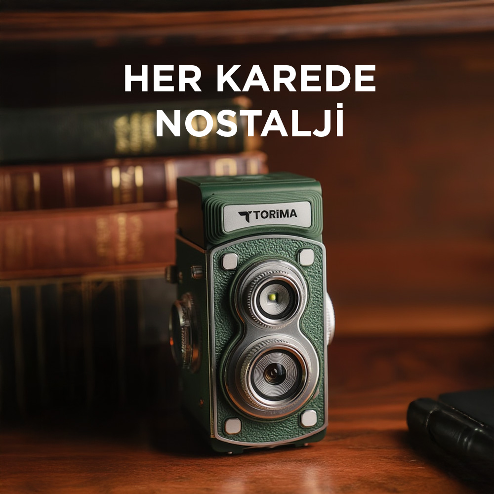 Kitapların önünde ahşap masada yeşil retro kamera, metinli.