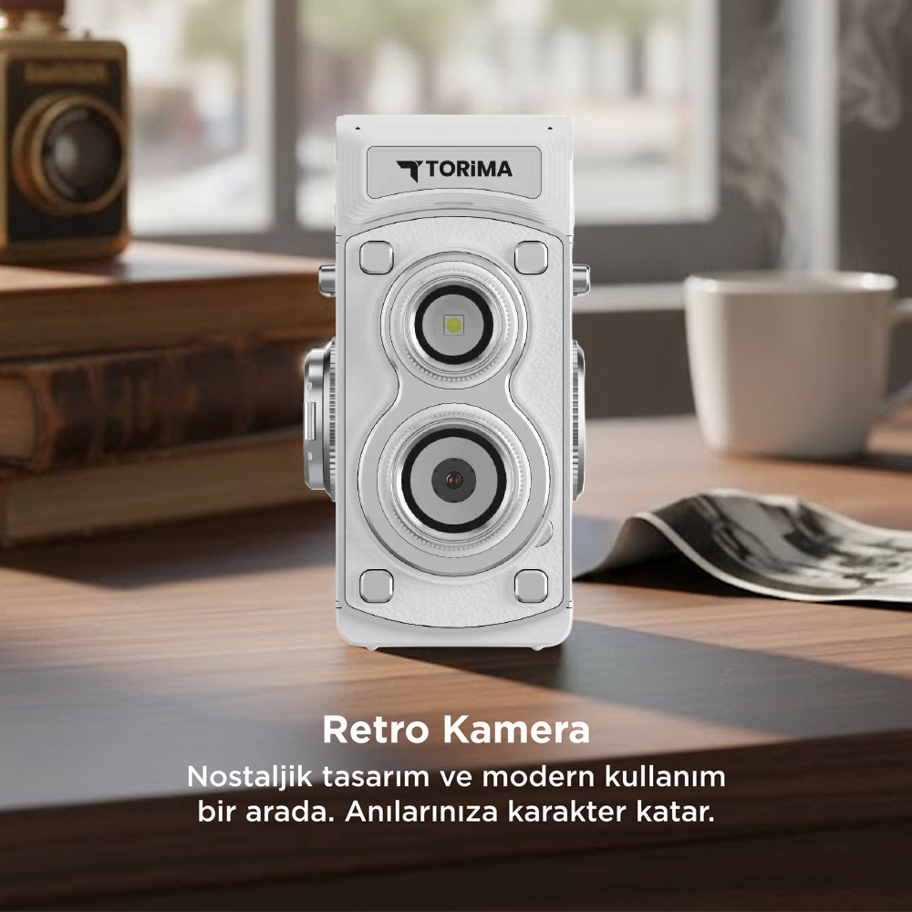 Ahşap masada duran beyaz retro kamera, yanında kitaplar ve fincan var.