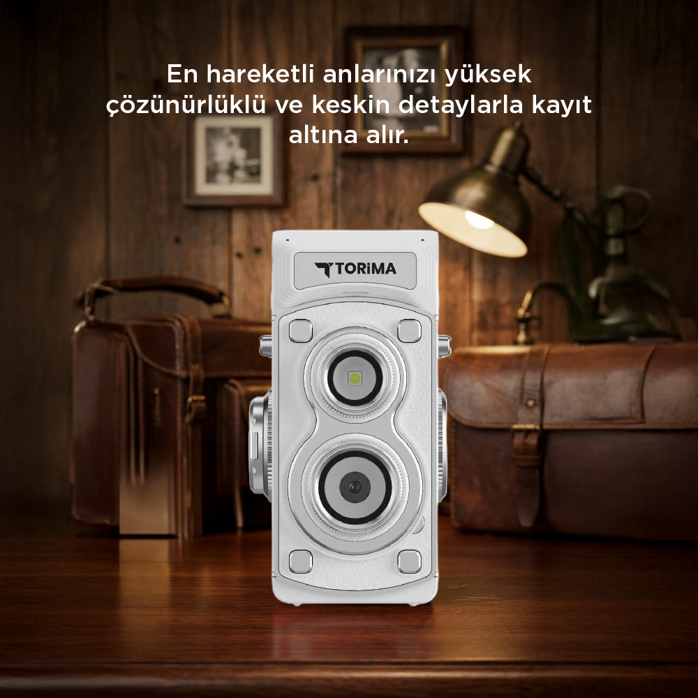 Ahşap masa üzerinde deri çantalar ve lamba ile beyaz ikiz lensli kamera.