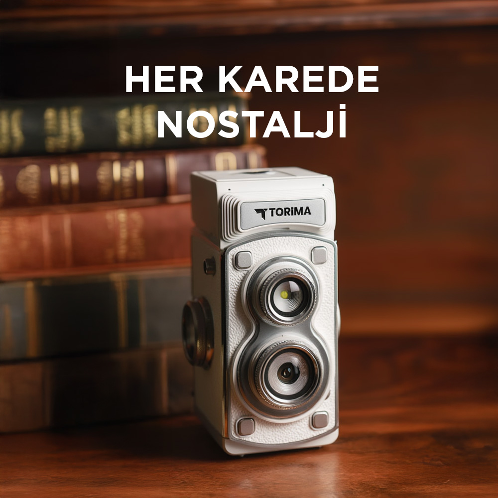 Ahşap bir masanın üzerindeki eski kitap yığınının önünde beyaz retro bir kamera duruyor.