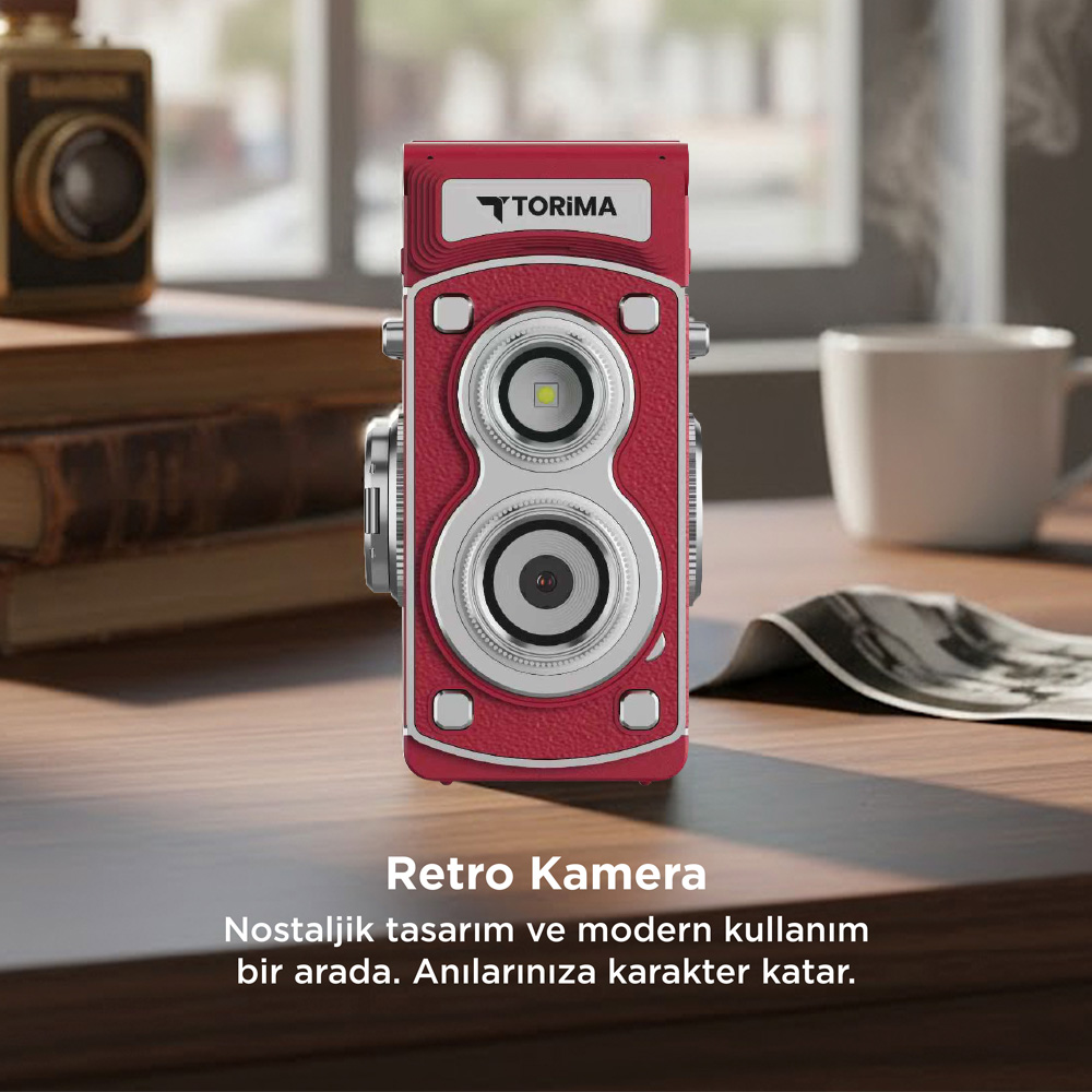 Kırmızı retro kamera, kitaplar ve kahve ile ahşap masada duruyor.