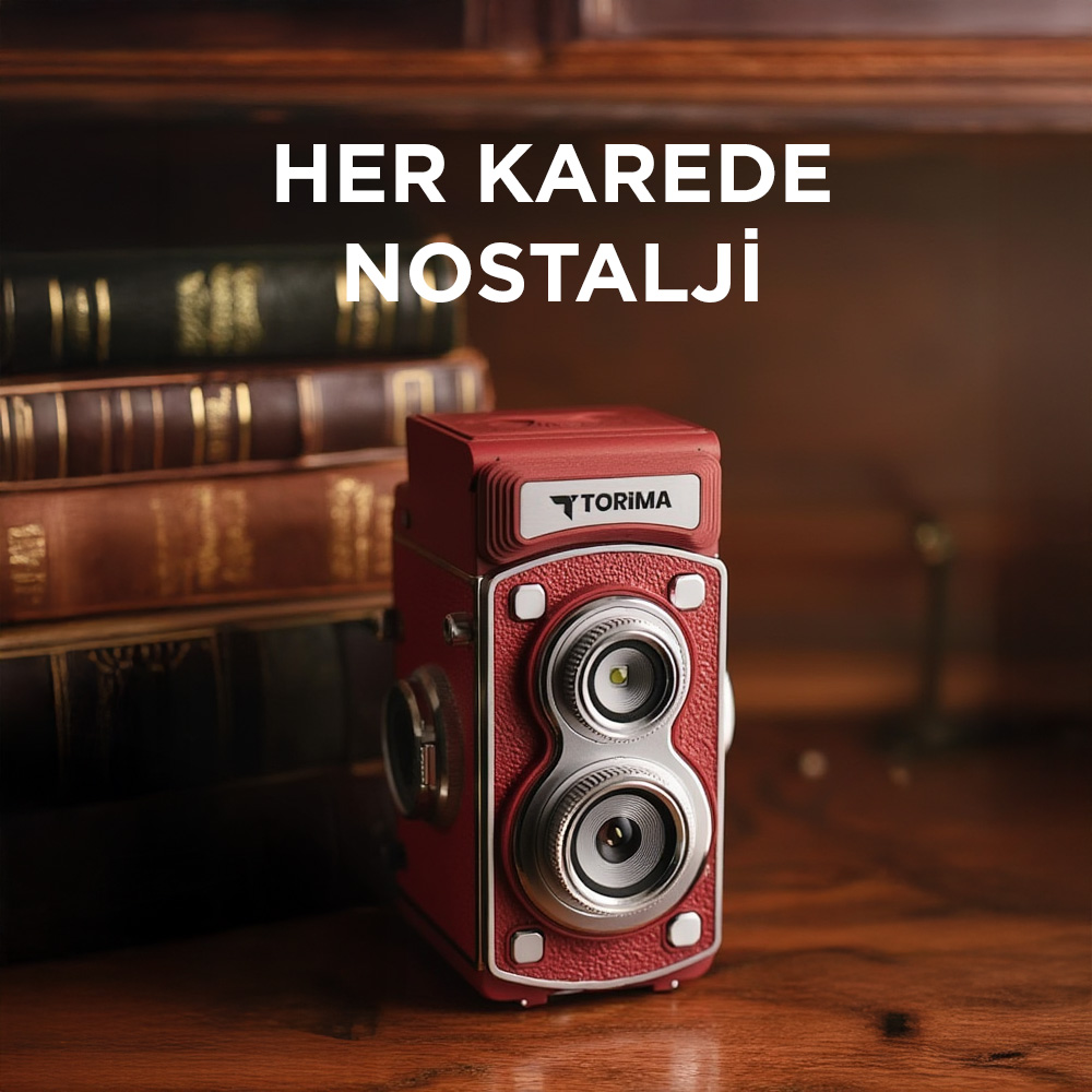 Kırmızı retro bir kamera ahşap bir masada eski kitapların yanında duruyor.