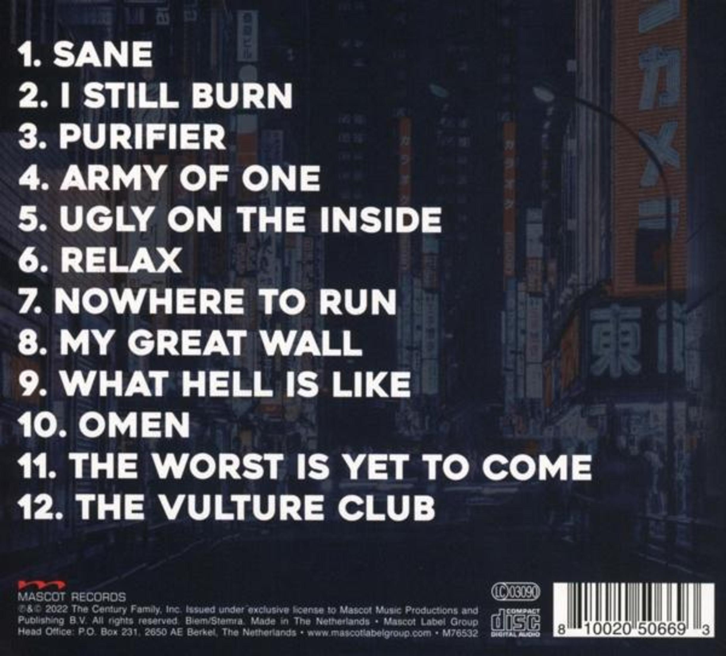 CD-Rückseite mit Songliste vor einem nächtlichen Stadtbild in Japan.