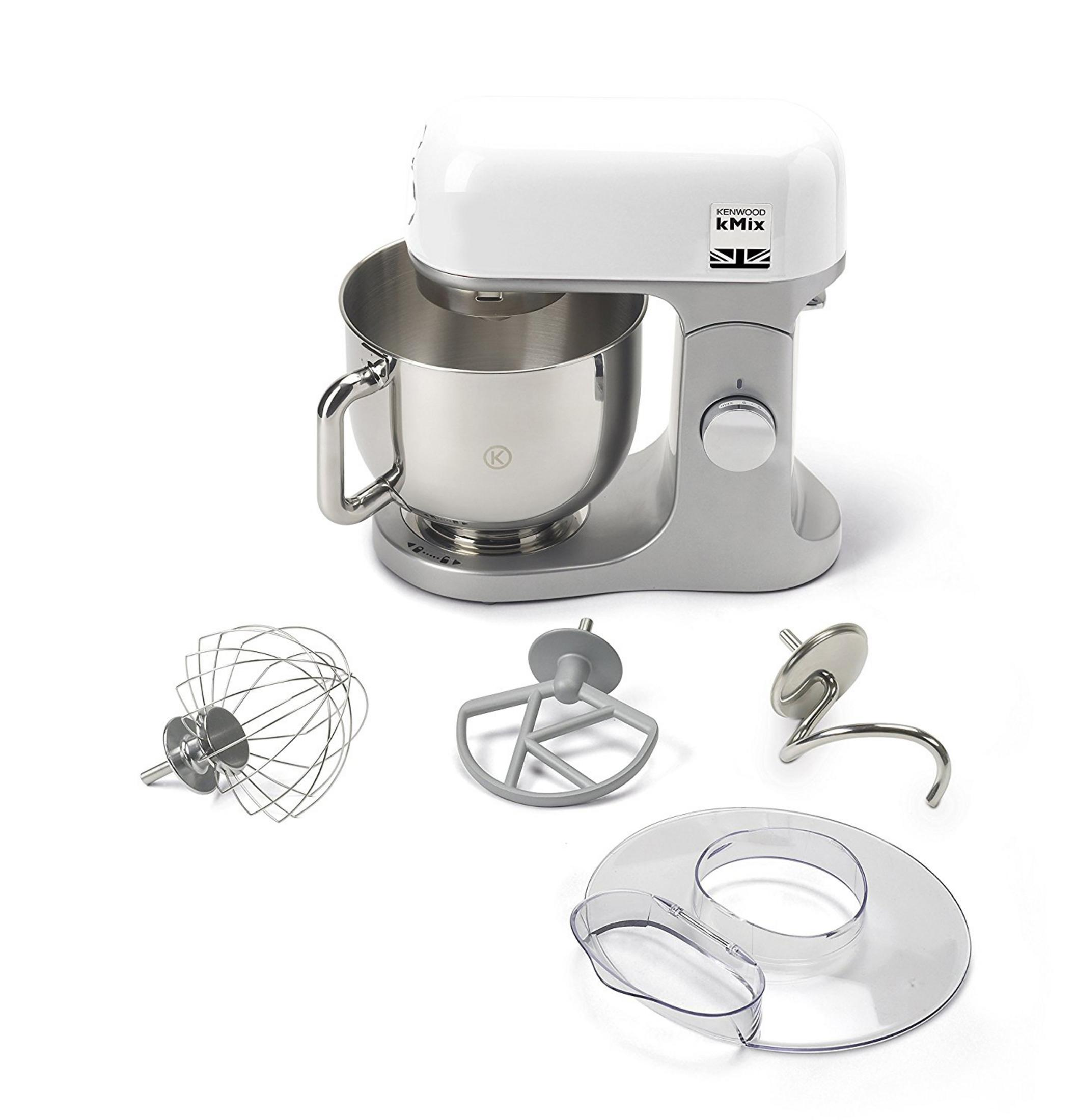 Ein weißer Kenwood Küchenmixer mit silberner Schüssel und Zubehörteilen.
