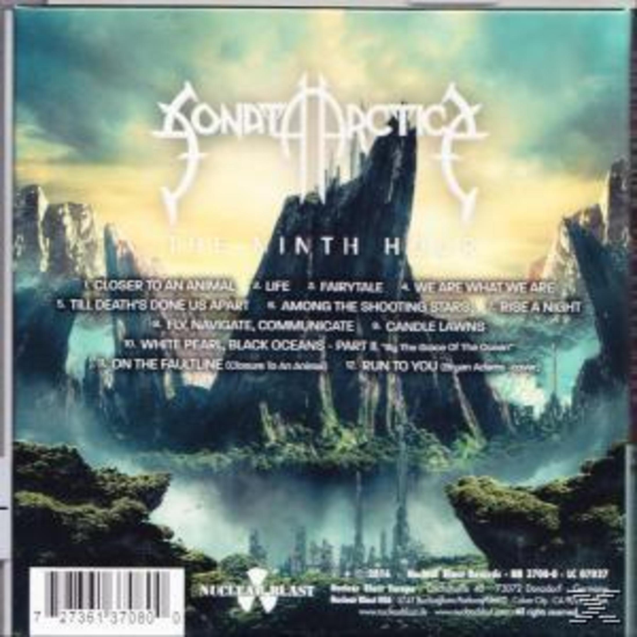 Albumcover mit Bandlogo, Songliste, Barcode und einem Fantasy-Landschaftsbild.