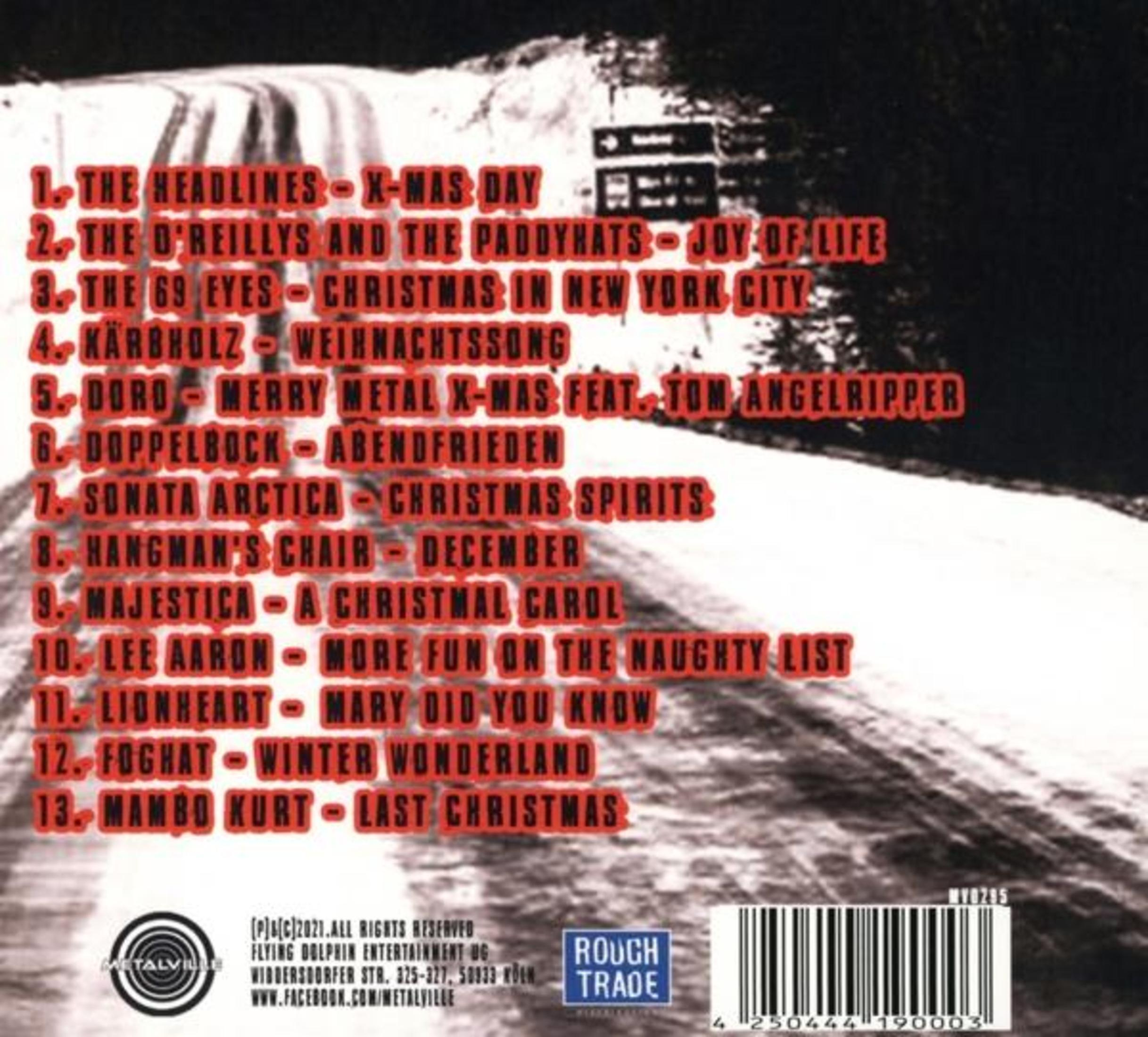 Liste von Weihnachtssongs mit Interpreten und Titeln auf einer verschneiten Straße.