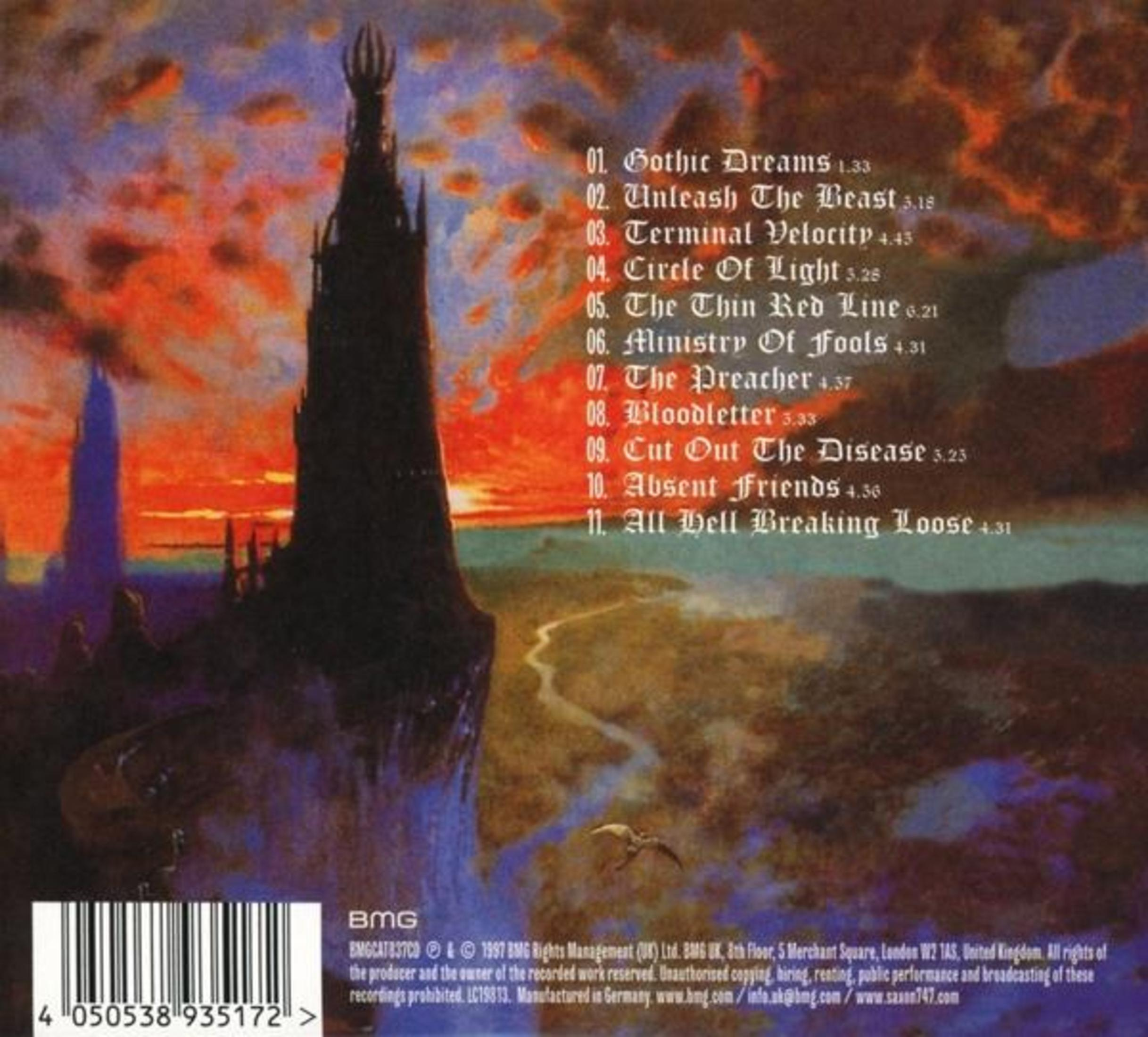 Dunkler Turm vor rotem Himmel, Trackliste daneben, Barcode unten.
