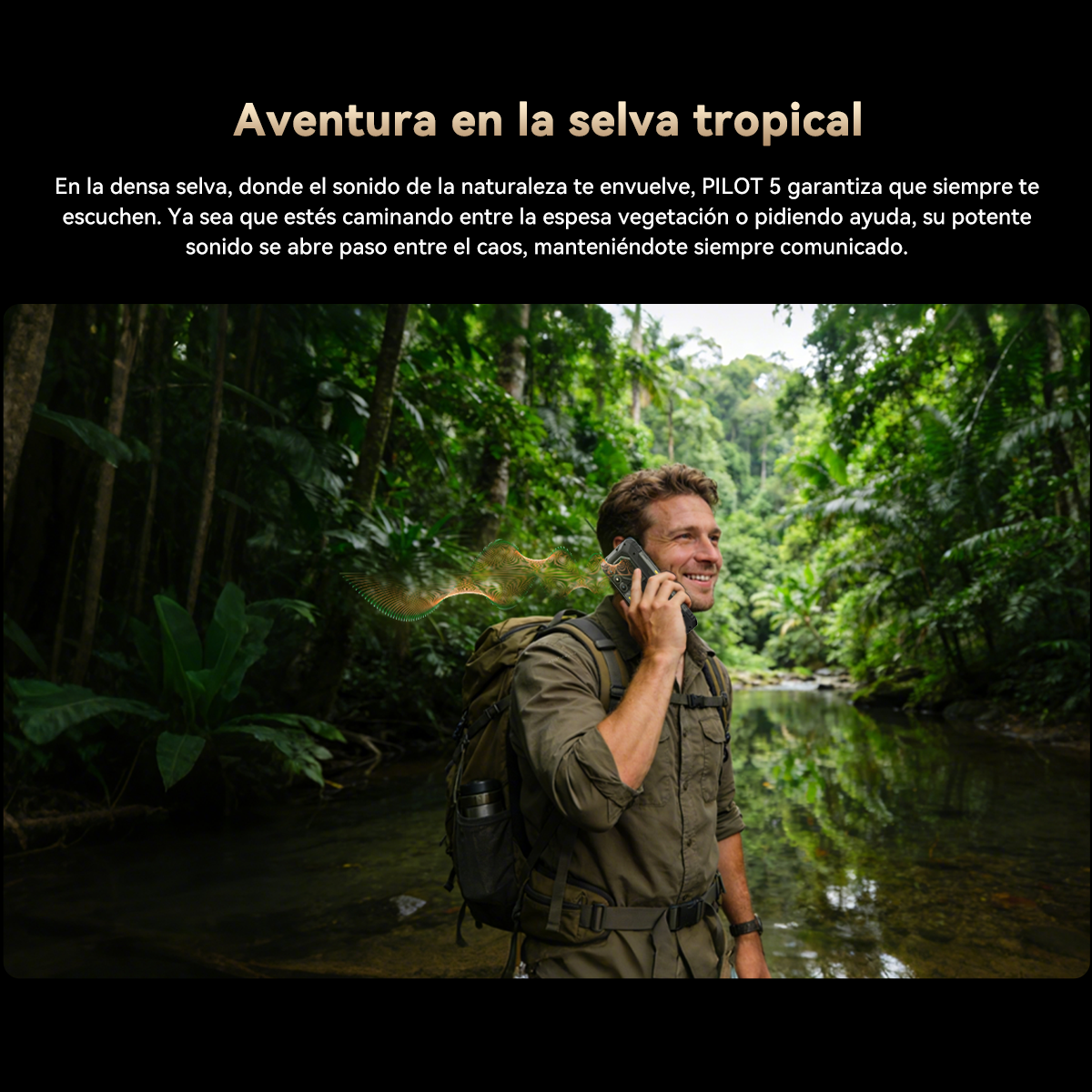 Hombre con mochila hablando por teléfono en selva tropical junto a arroyo.