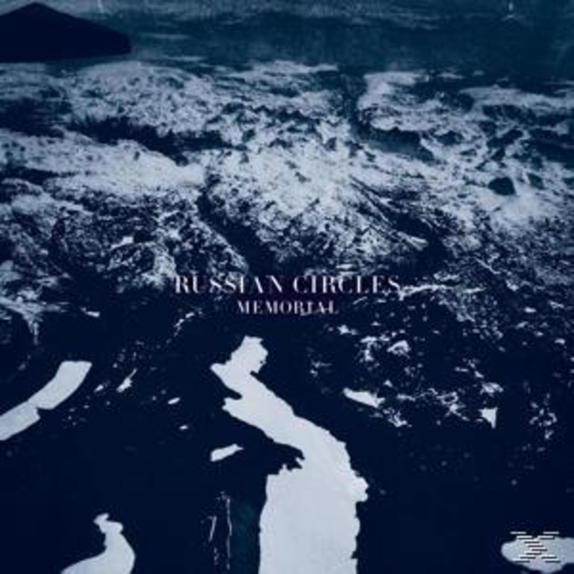 Dunkle, eisige Landschaft mit dem Bandnamen "Russian Circles" und Titel "Memorial".