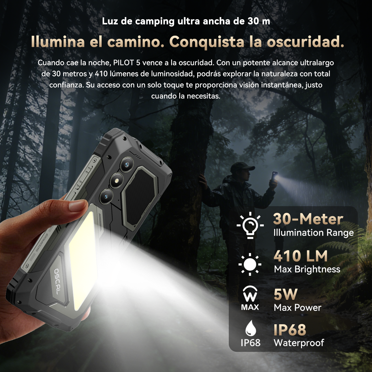 Mano sostiene teléfono robusto con luz encendida en bosque oscuro. Hombre al fondo ilumina.