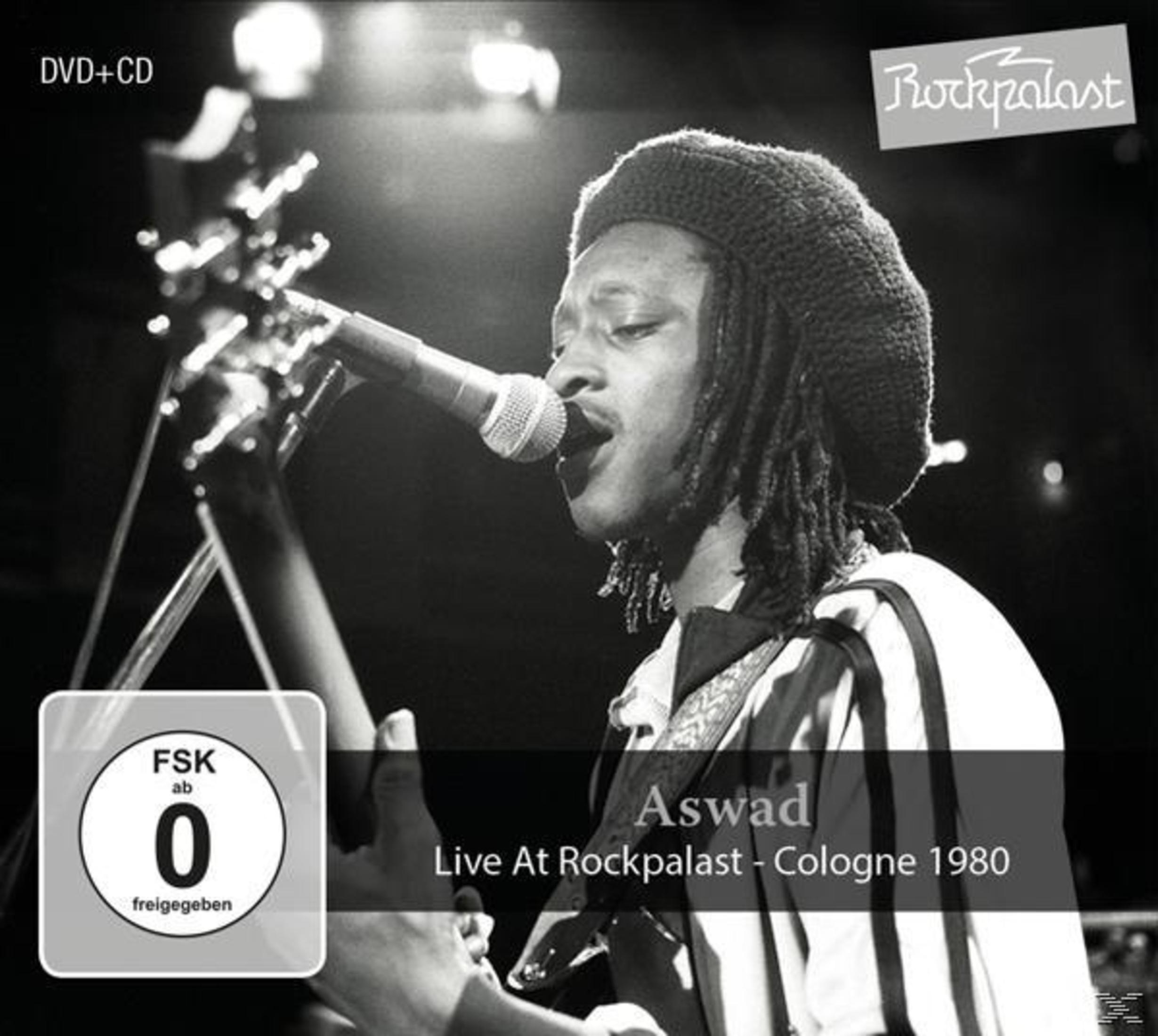 Aswad live 1980 met microfoon en gitaar op het podium. FSK 0.