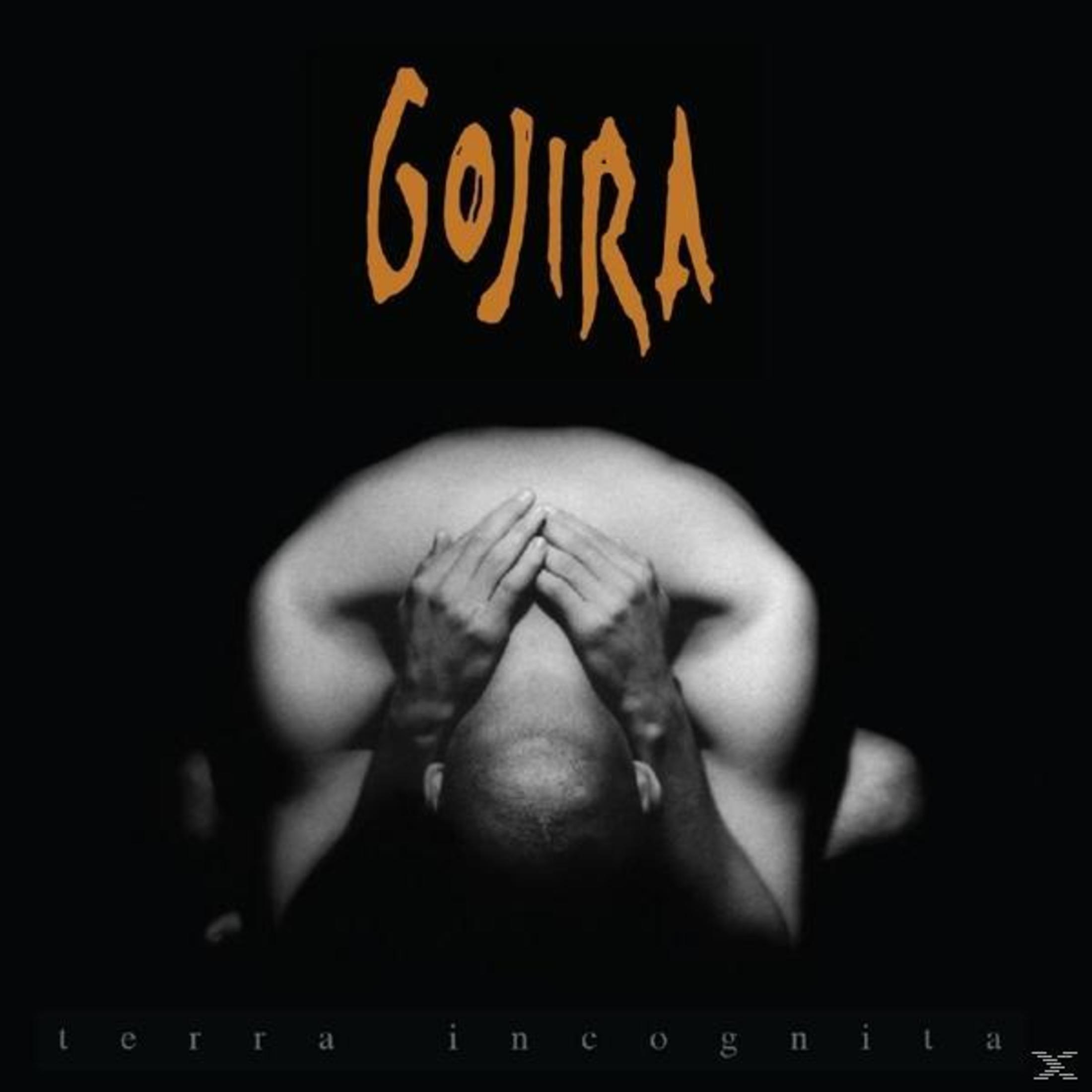 Gojira-logo boven een persoon met gekruiste handen voor het gezicht op zwarte achtergrond.