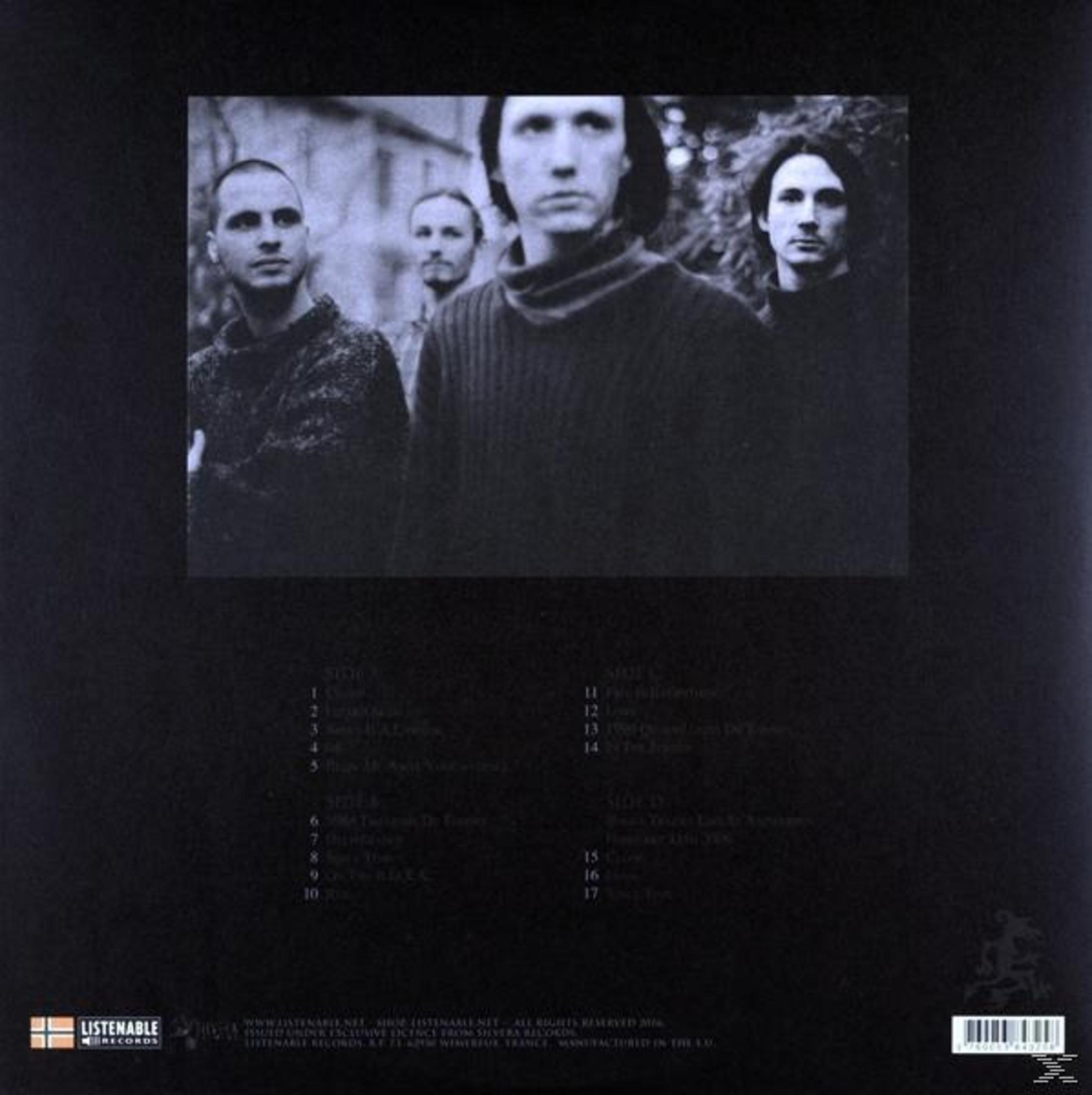 Vier mannen poseren voor een zwart-wit bandfoto, met tracklist.