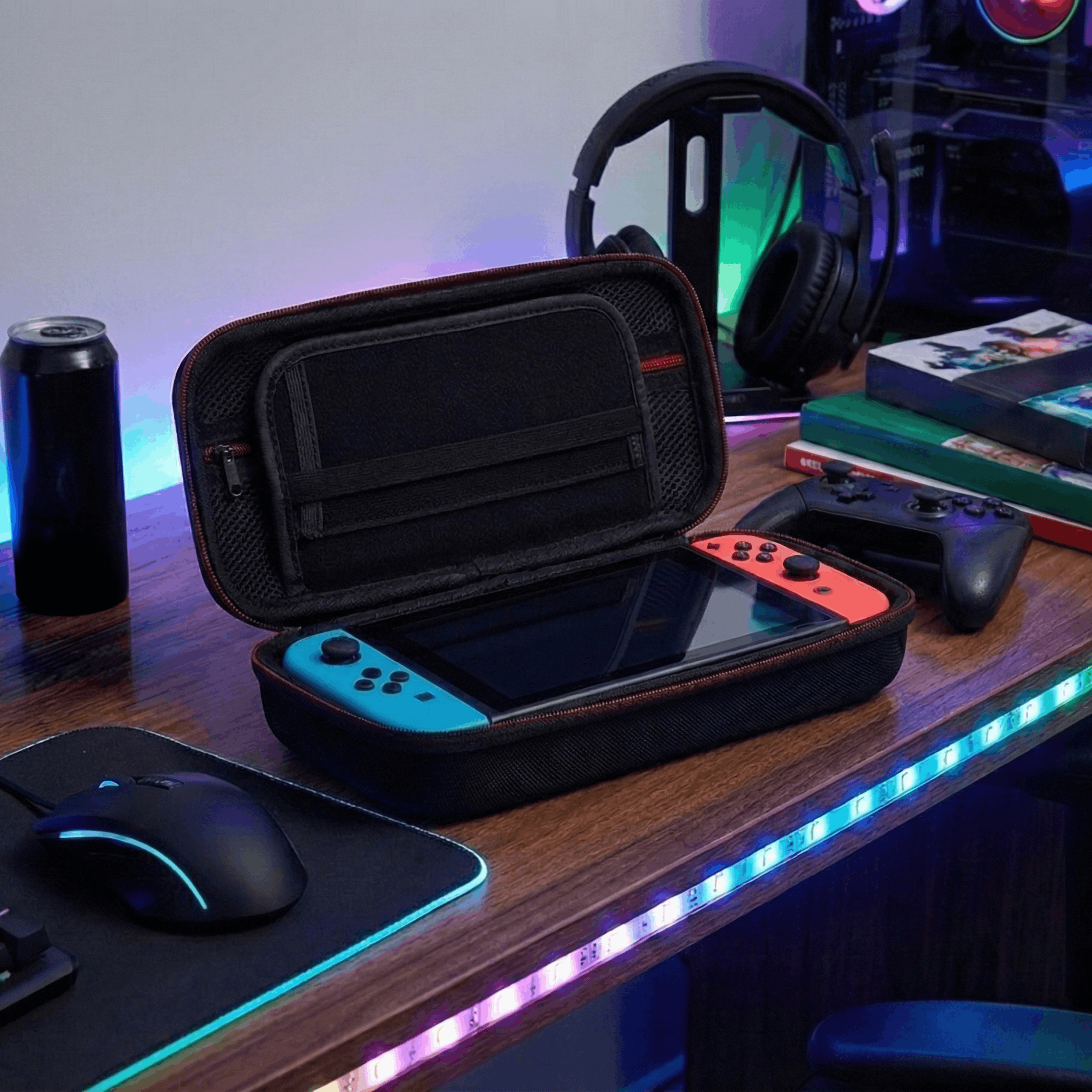 Une Nintendo Switch dans un étui noir sur un bureau avec du matériel de jeu.
