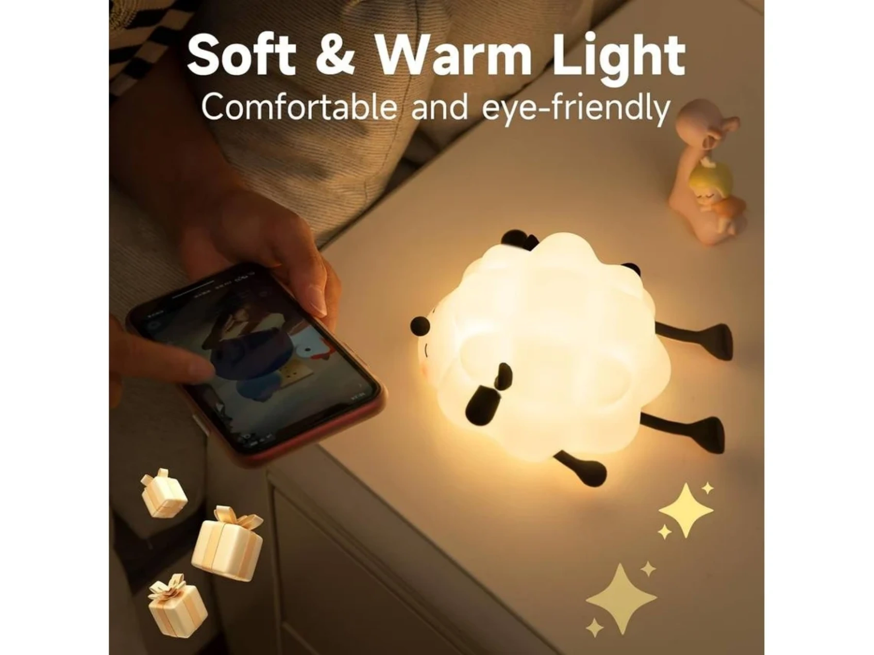Ein beleuchteter Schaf-Nachttisch mit einer Hand, die ein Telefon hält.