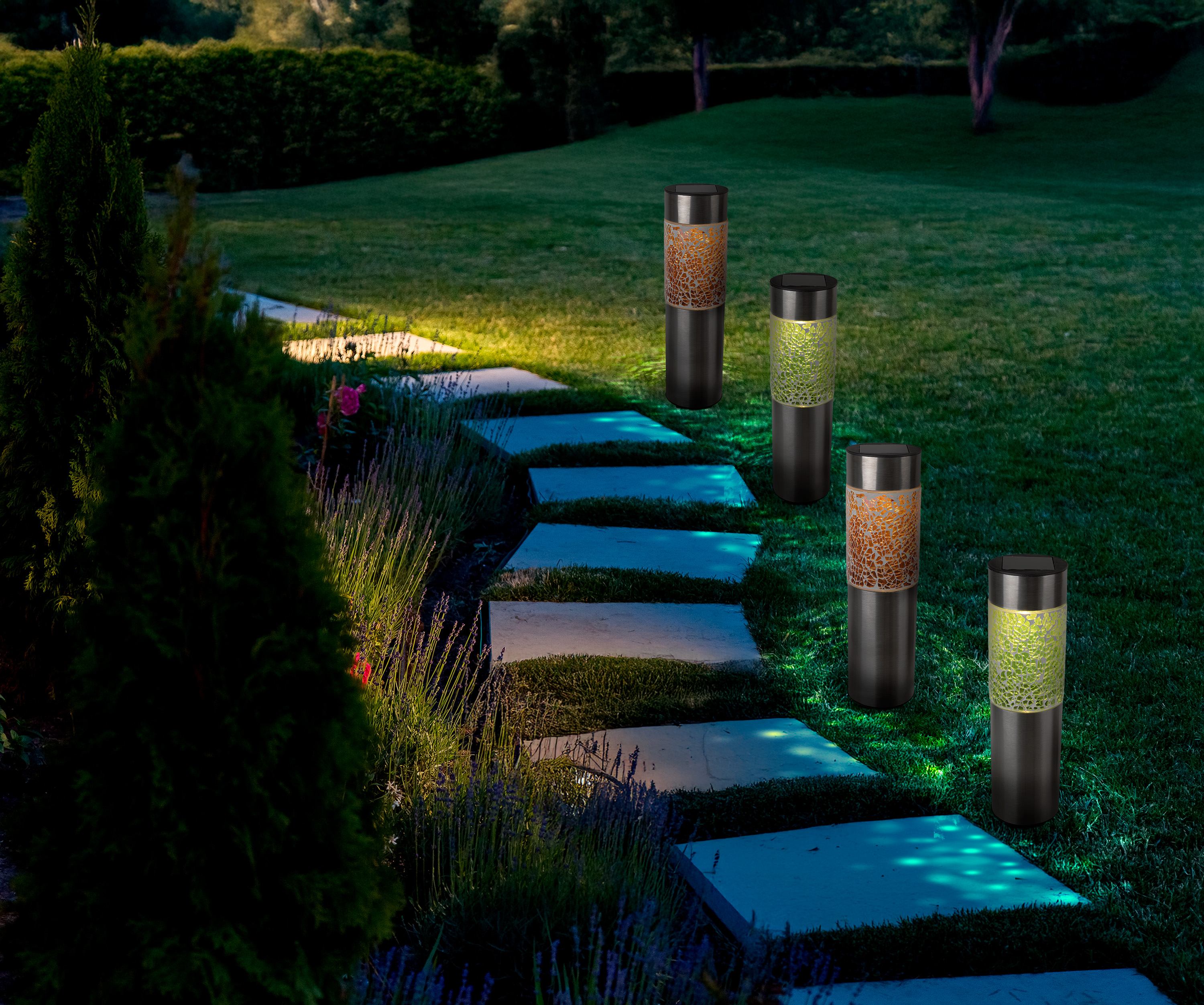 Gartenweg mit Trittsteinen und Solarleuchten bei Nacht.
