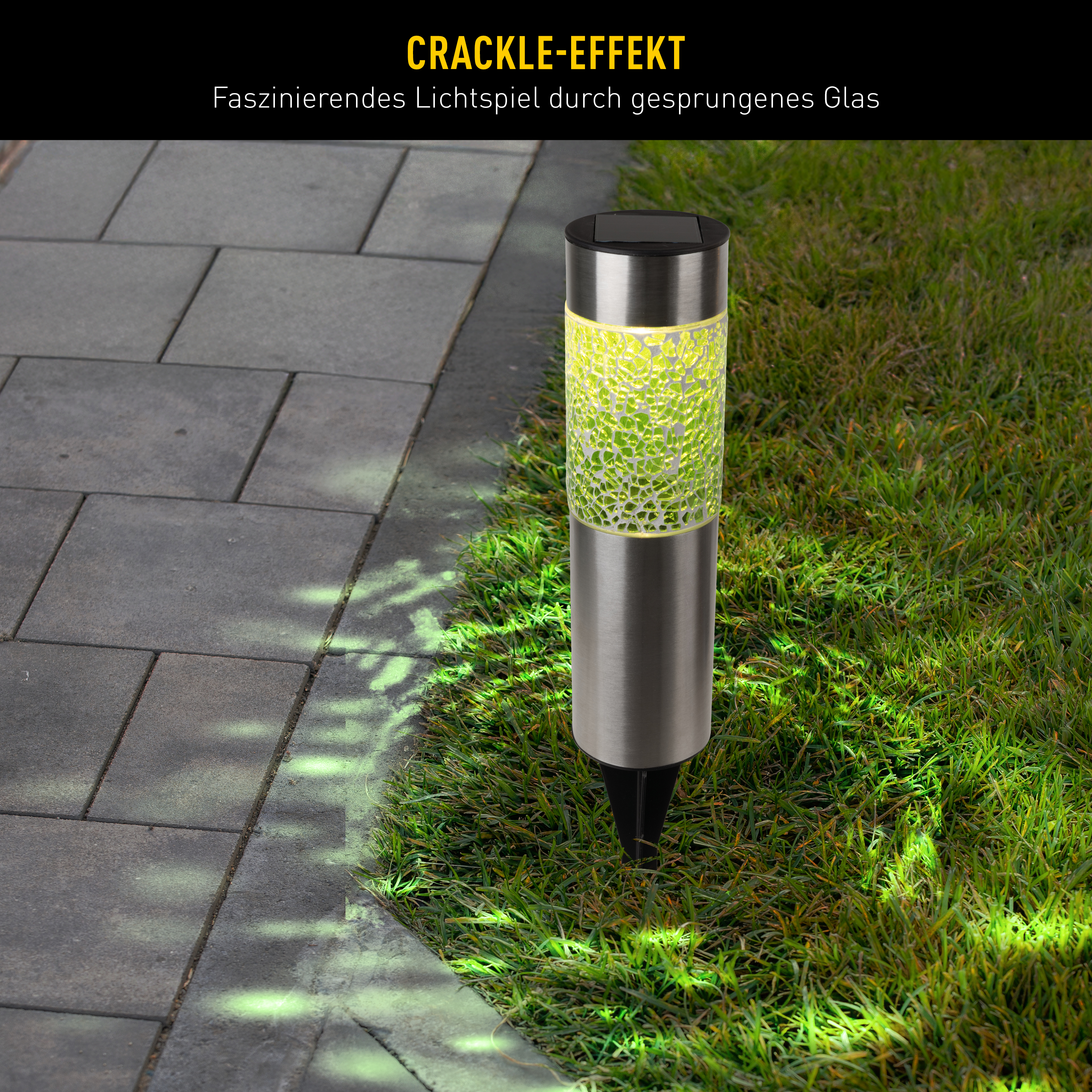 Edle Solarleuchte mit Crackle-Glas wirft gelbe Lichtmuster auf Steinplatten und Gras.