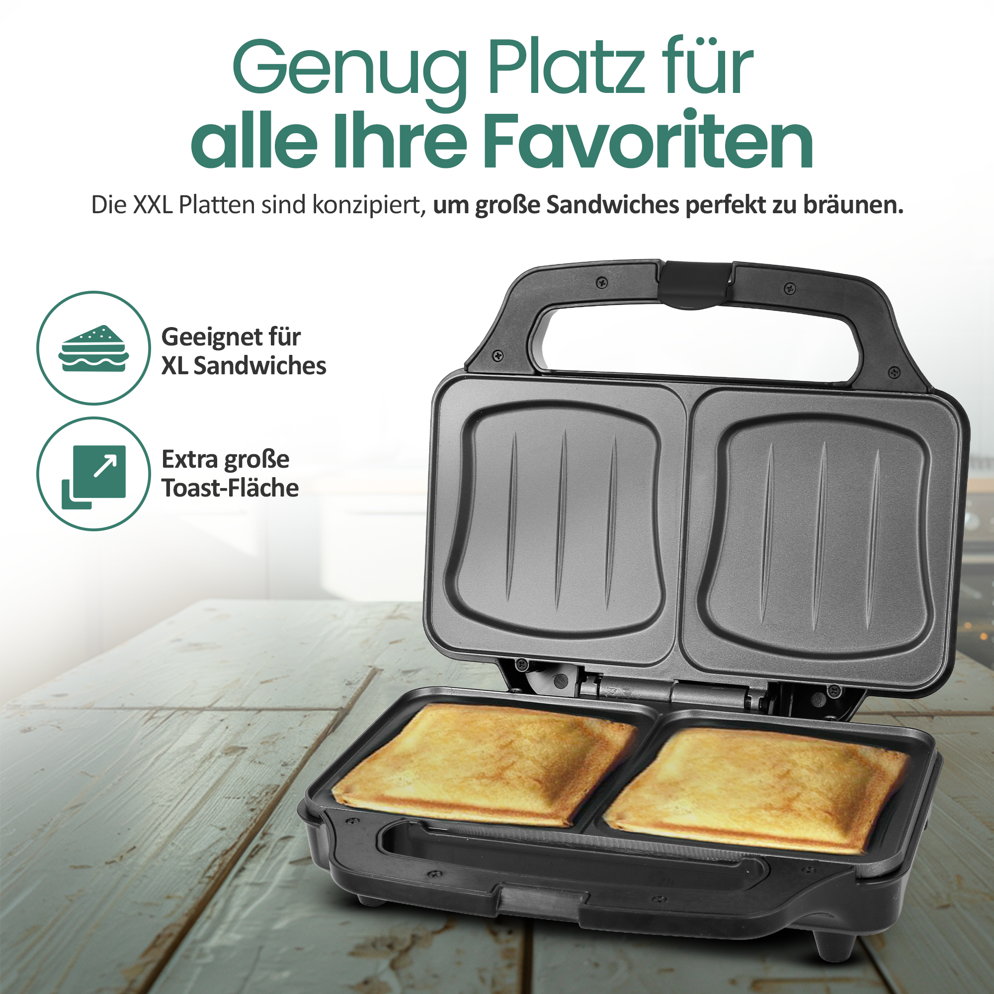 Ein offener Sandwichmaker mit zwei gebräunten Sandwiches auf der unteren Platte.