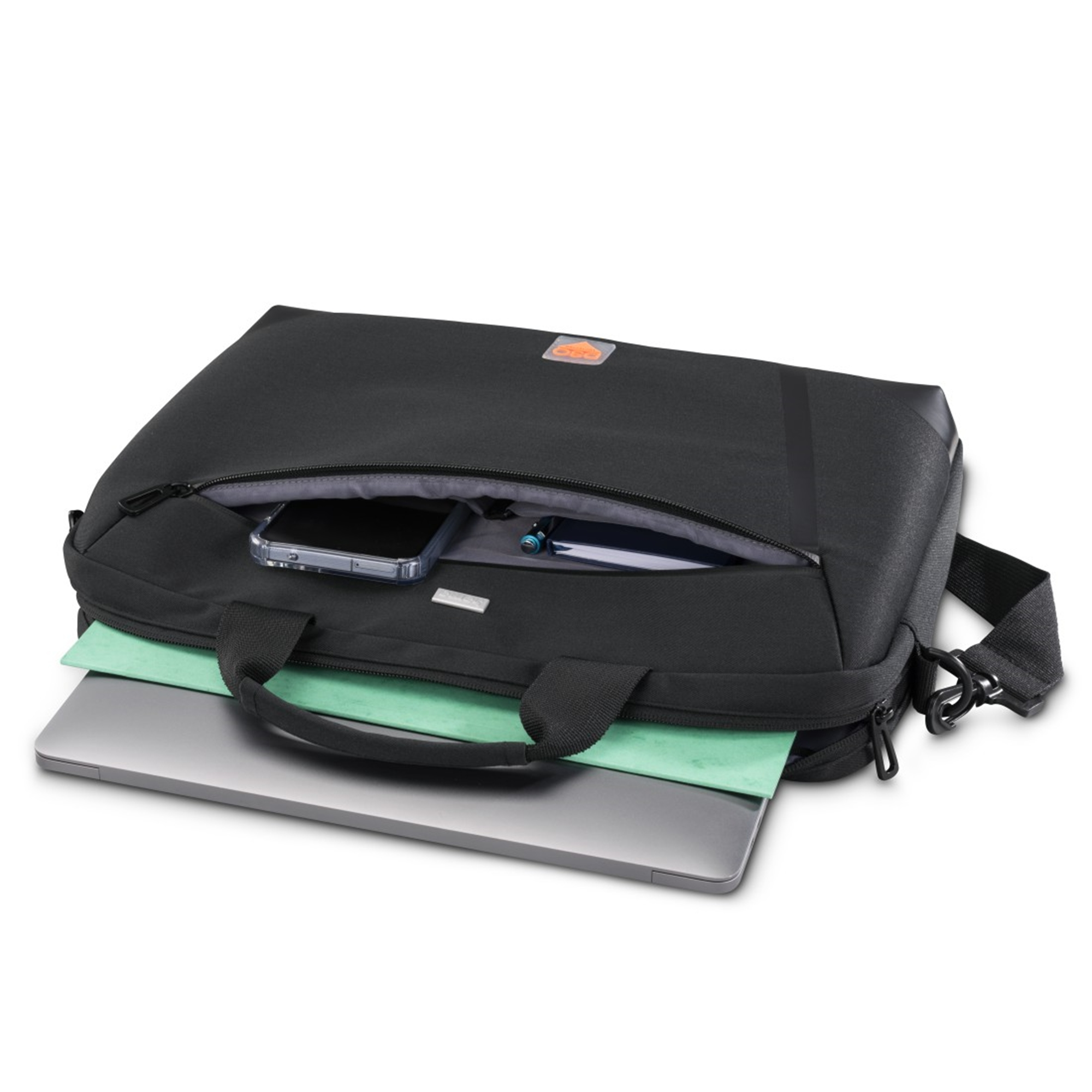 Borsa nera per laptop con cerniera, telefono, penna e taccuino.