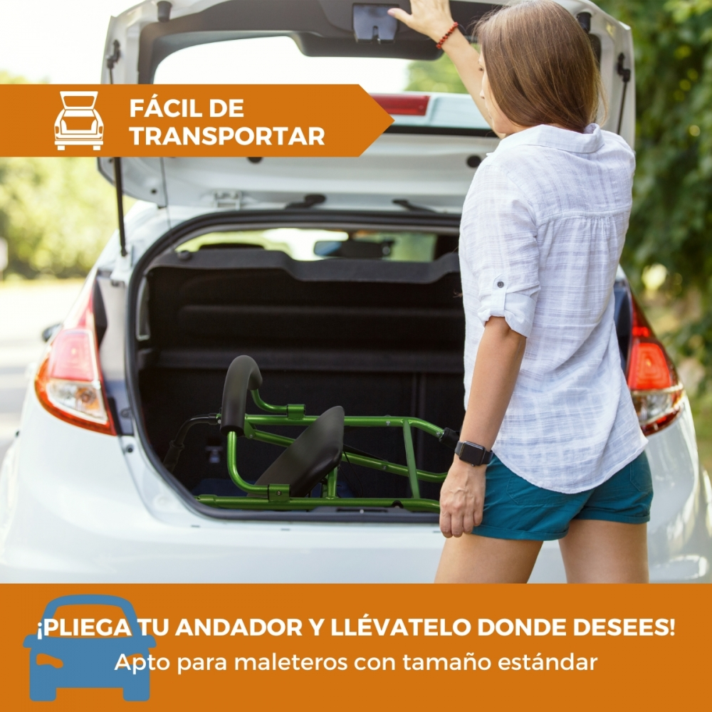 Una mujer carga un andador verde en el maletero de un coche.