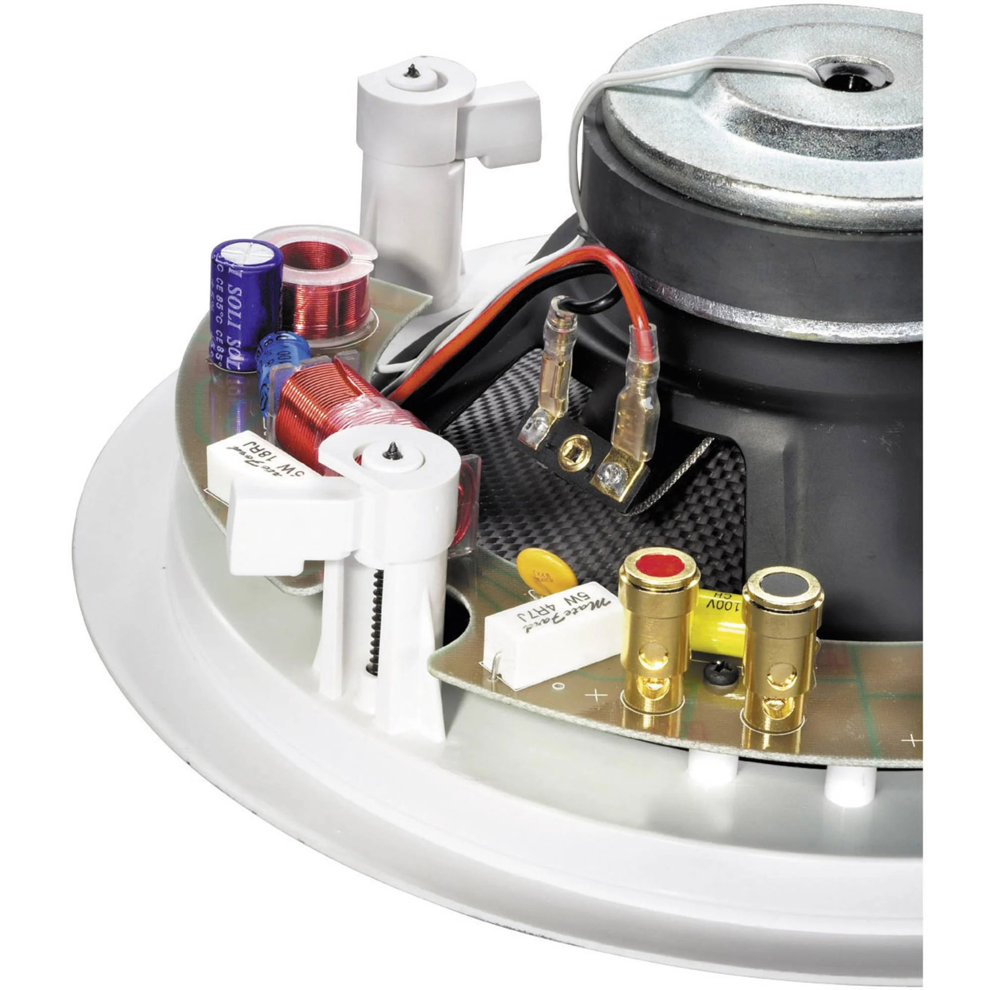 Zbliżenie wewnętrznych komponentów głośnika, pokazujące cewki, kondensatory i złącza.