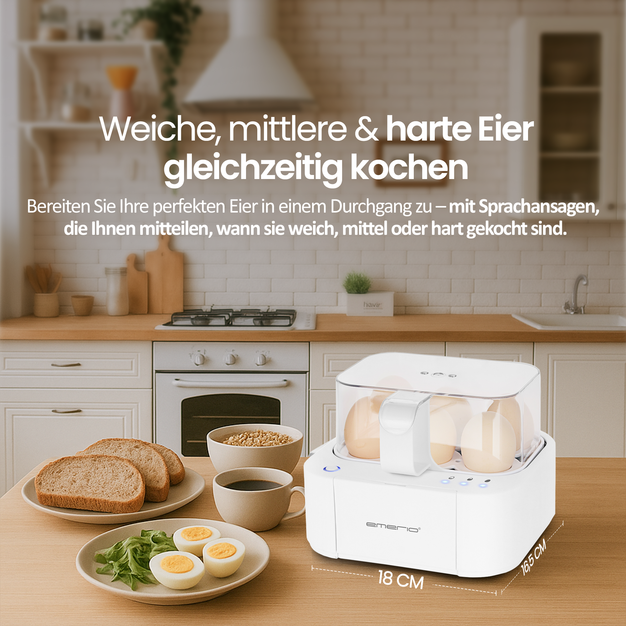 Ein weißer Eierkocher mit Eiern, Brot und Kaffee auf einem Holztisch.