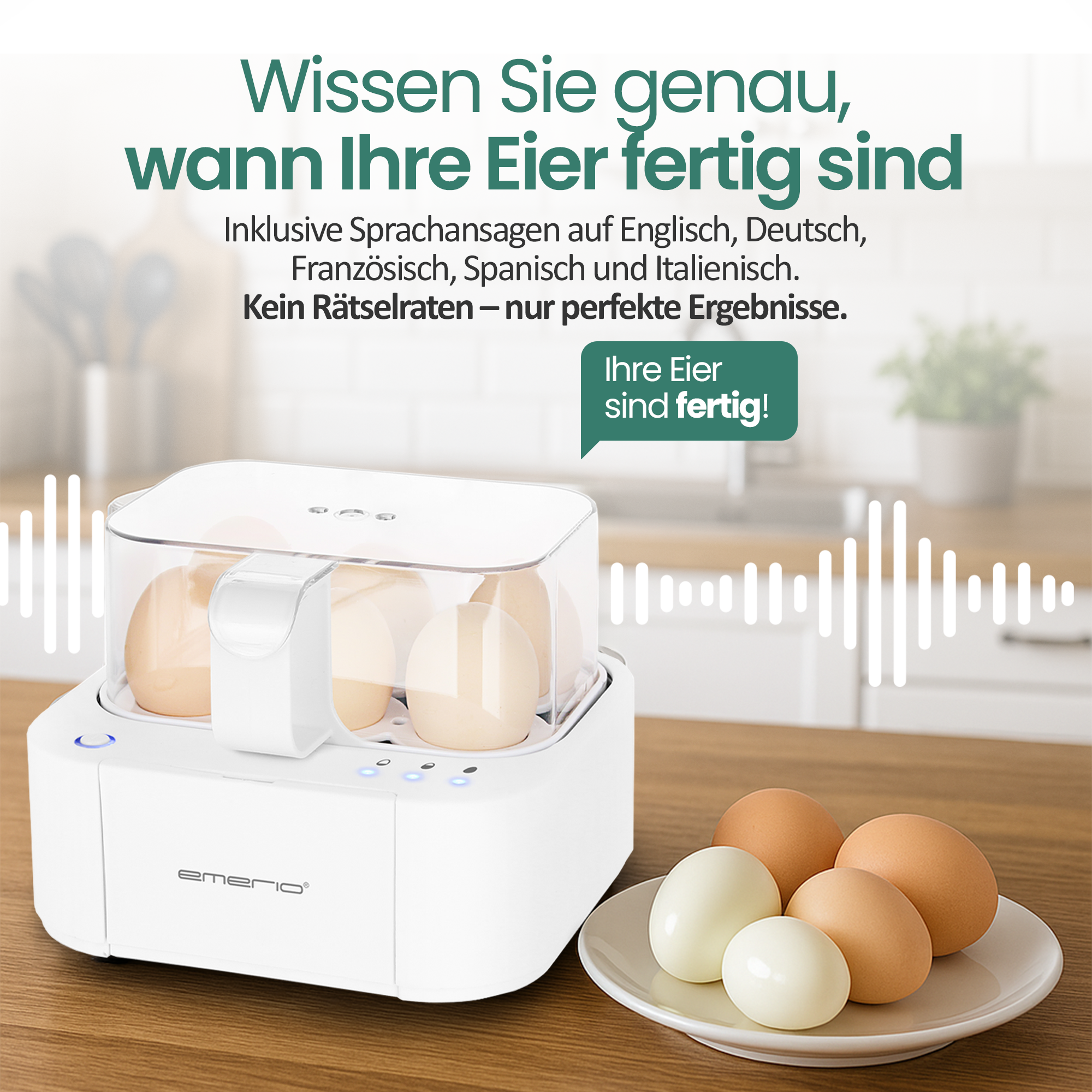 Ein weißer Eierkocher mit Eiern drin und auf einem Teller daneben.