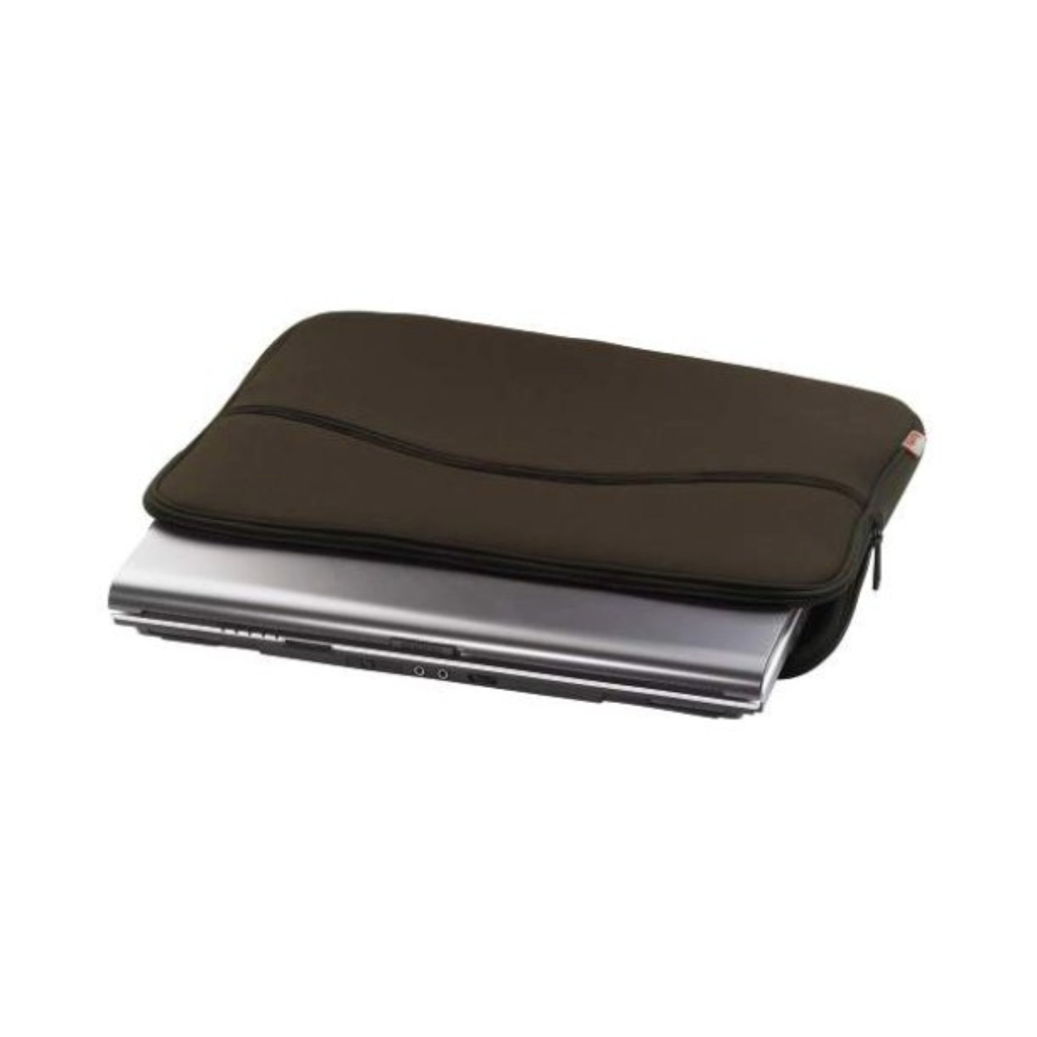 Ein silberner Laptop wird teilweise in eine braune Laptoptasche geschoben.