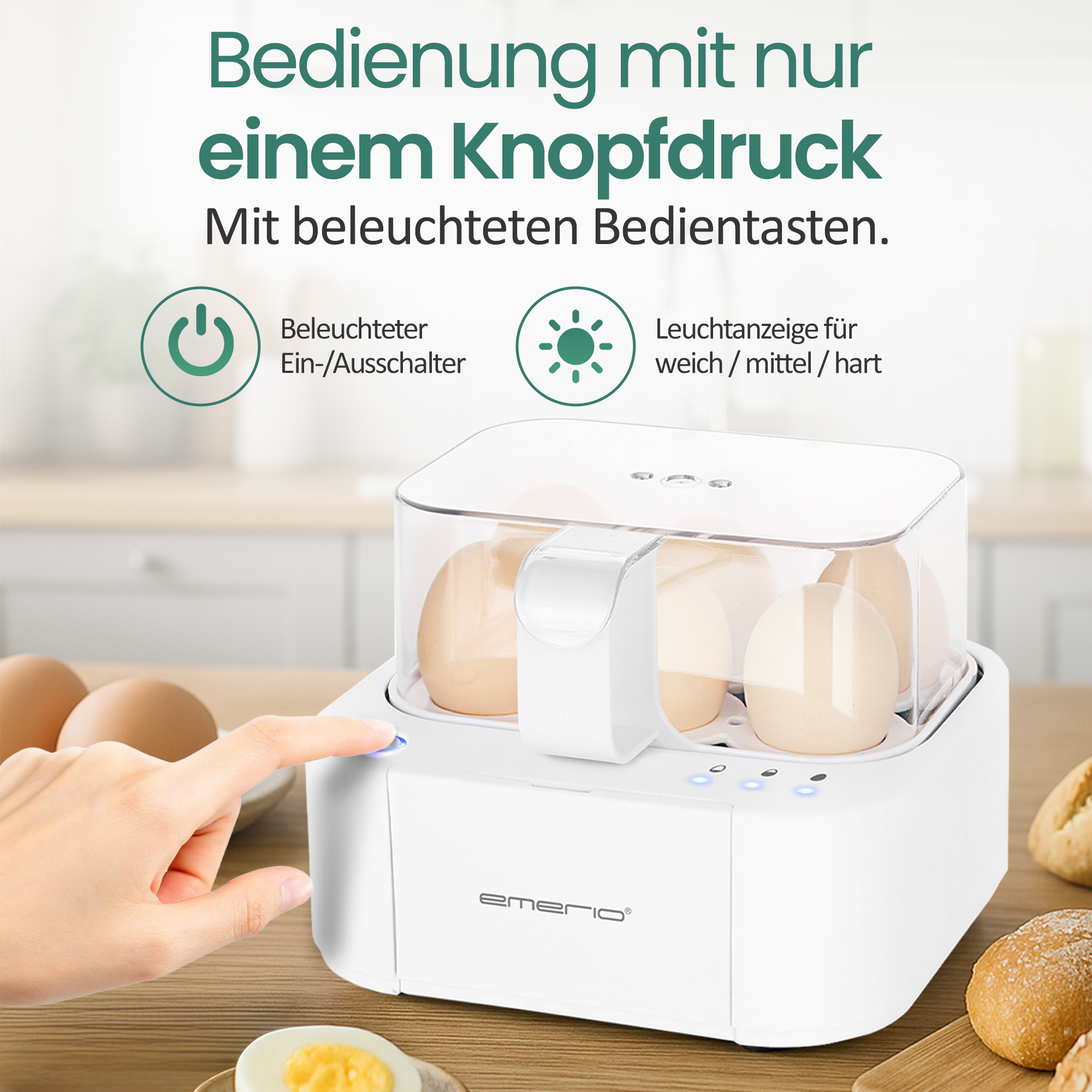 Ein weißer Eierkocher mit Eiern, ein Finger drückt den Einschaltknopf.