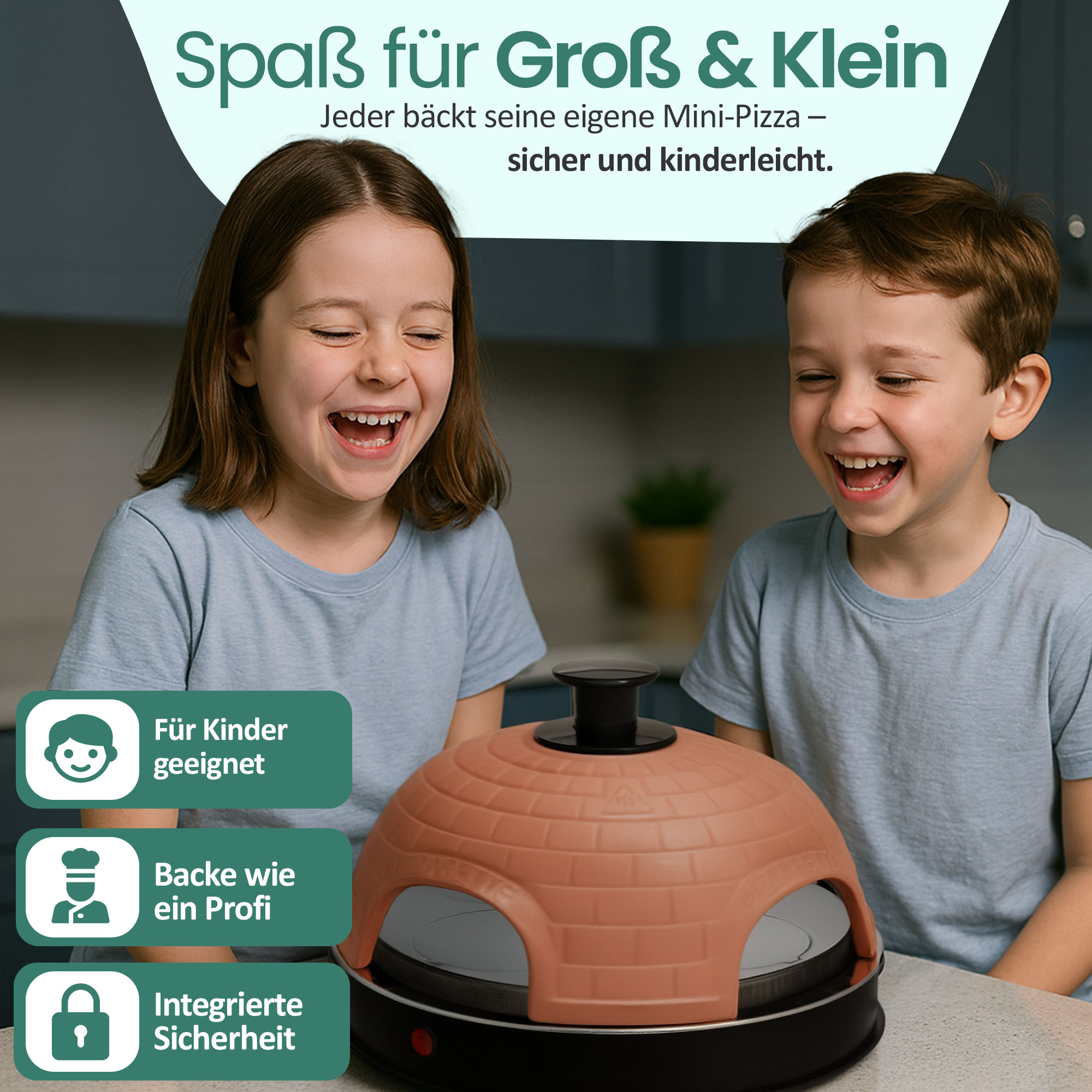 Zwei lachende Kinder blicken auf einen Mini-Pizza-Ofen. Er ist kinderfreundlich.
