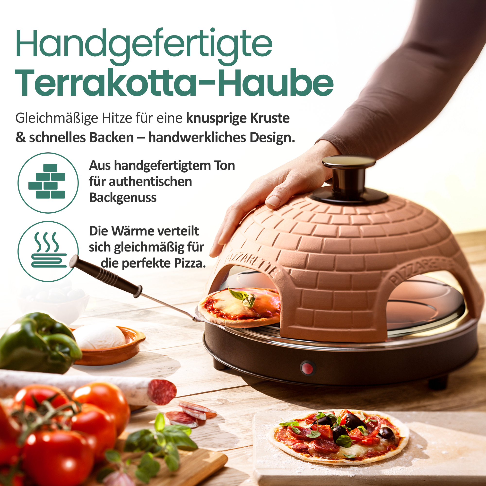 Terrakotta-Pizzaofen mit Zutaten und fertigen Pizzen auf Holztisch.