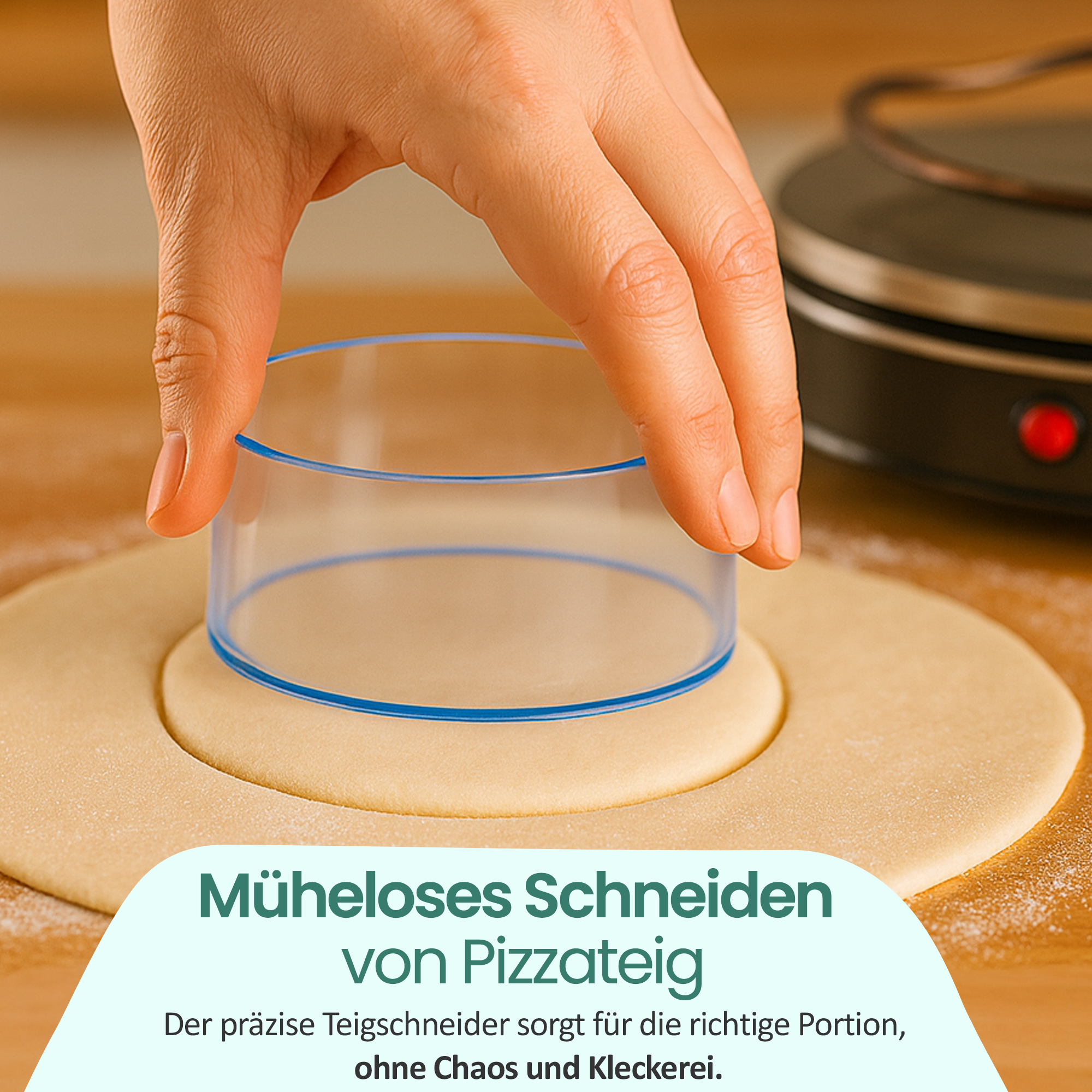 Eine Hand benutzt einen runden Ausstecher, um Teig auszustechen.