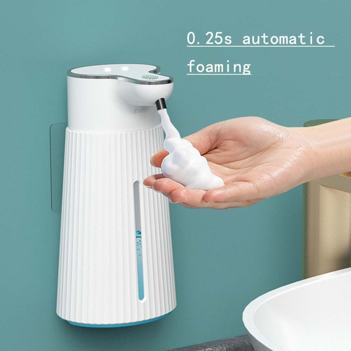 Ein weißer automatischer Seifenspender gibt Schaum in eine Hand.
