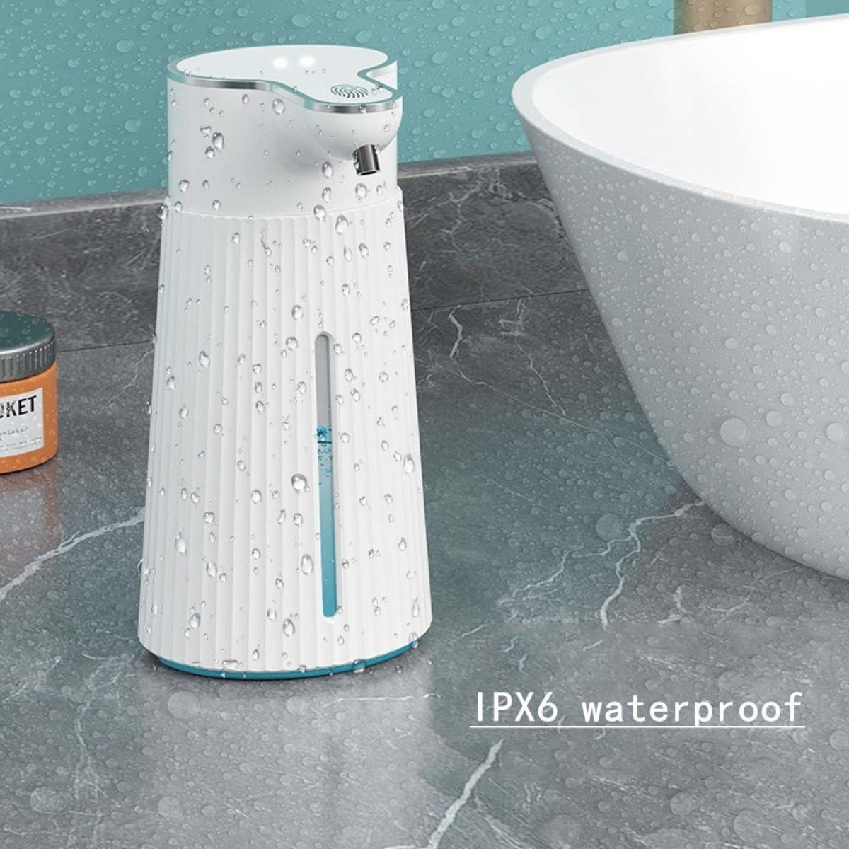 Ein weißer, gerippter Seifenspender mit Wassertropfen und einem blauen Flüssigkeitsstandsanzeiger.