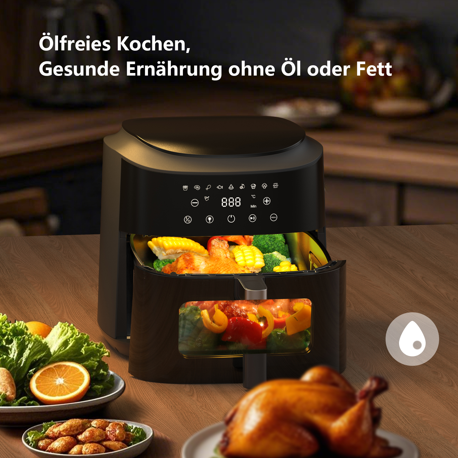 Eine schwarze Heißluftfritteuse mit gekochtem Huhn und Gemüse. Daneben sind Salat und Orange.