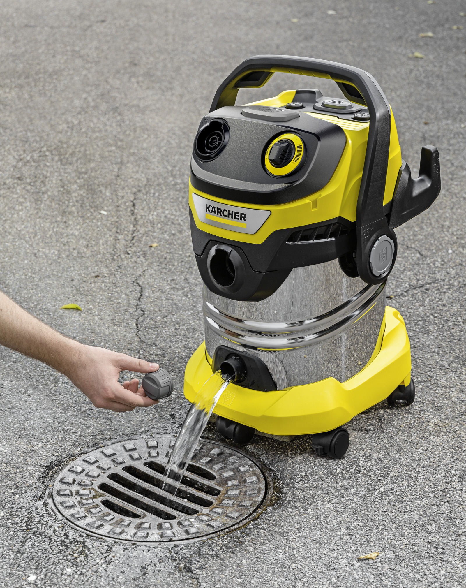 Aspiratore Kärcher giallo acqua/secco svuota acqua in un tombino.