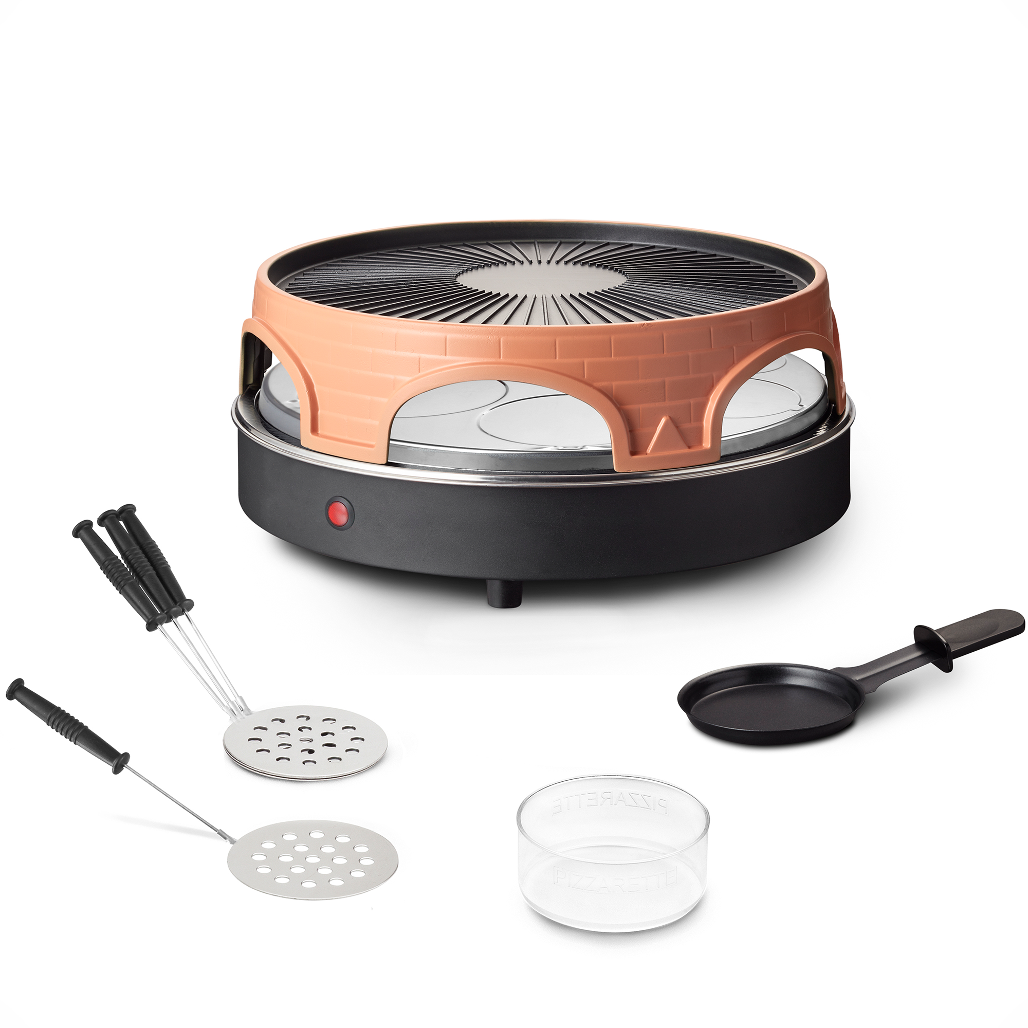 Un four à pizza avec accessoires : poêles, spatules et un bol sur fond blanc.