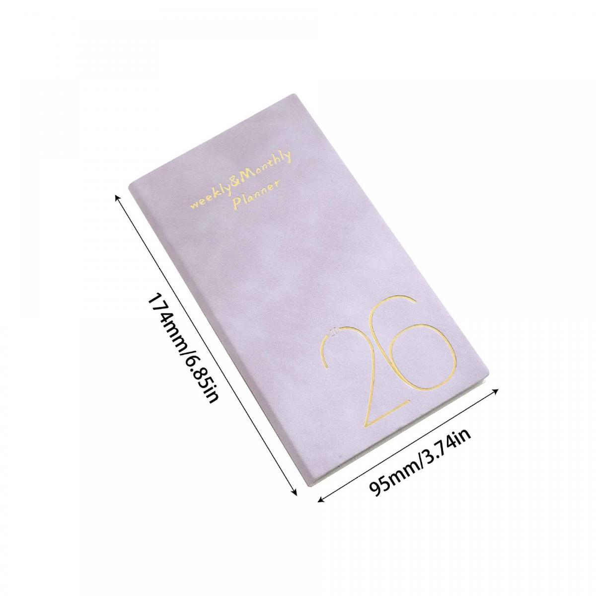Ein hellviolettes Notizbuch mit goldener Schrift und Jahreszahl 26.