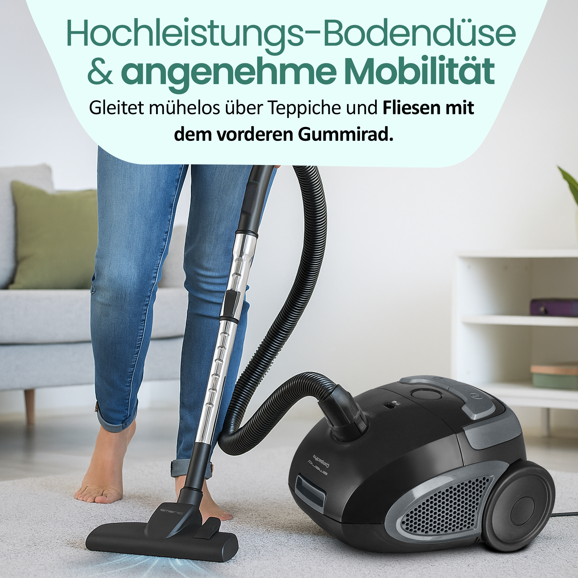 Eine Person saugt Teppich mit einem schwarzen Staubsauger mit schlauchförmigem Rohr.