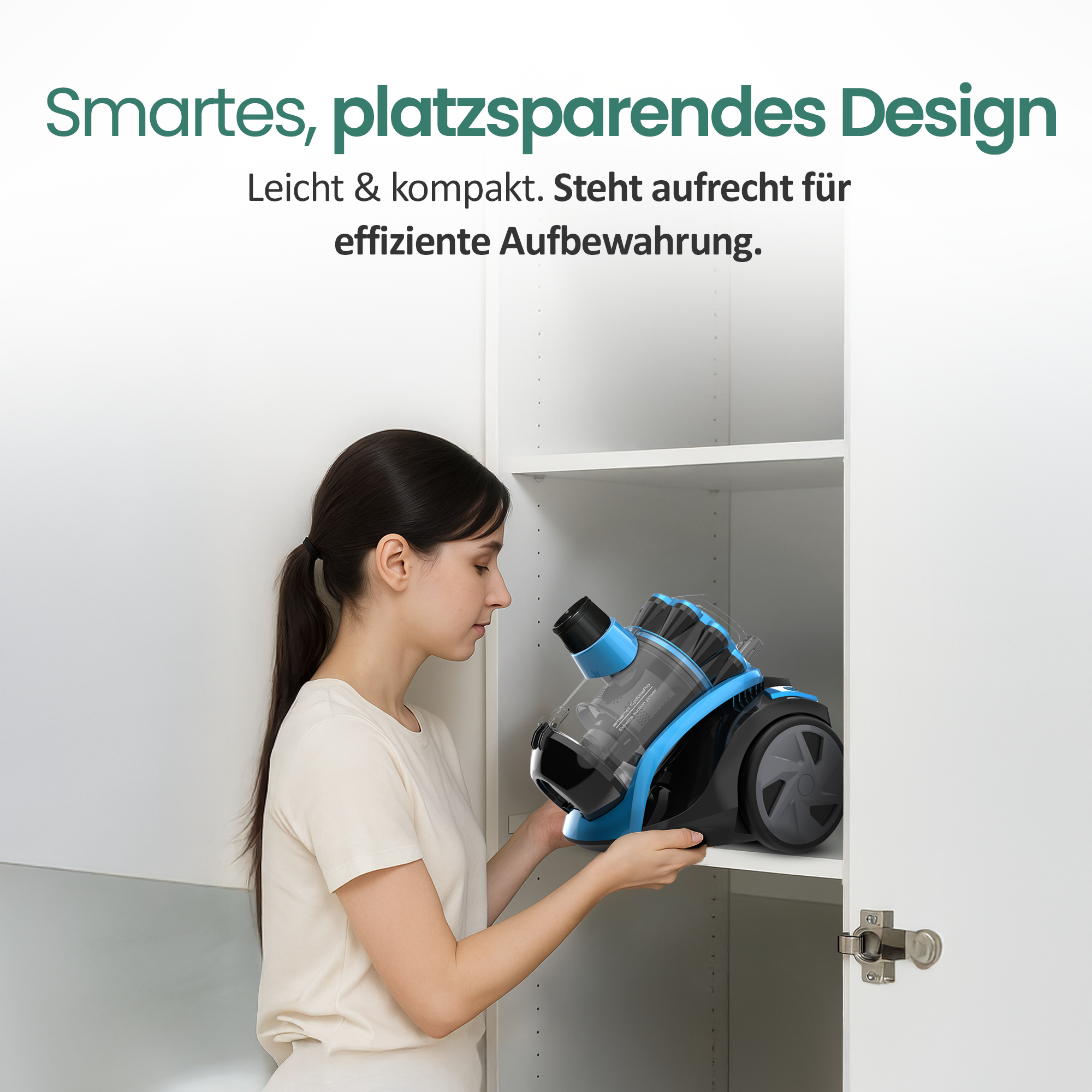 Frau verstaut blauen Staubsauger in einem weißen Schrank.