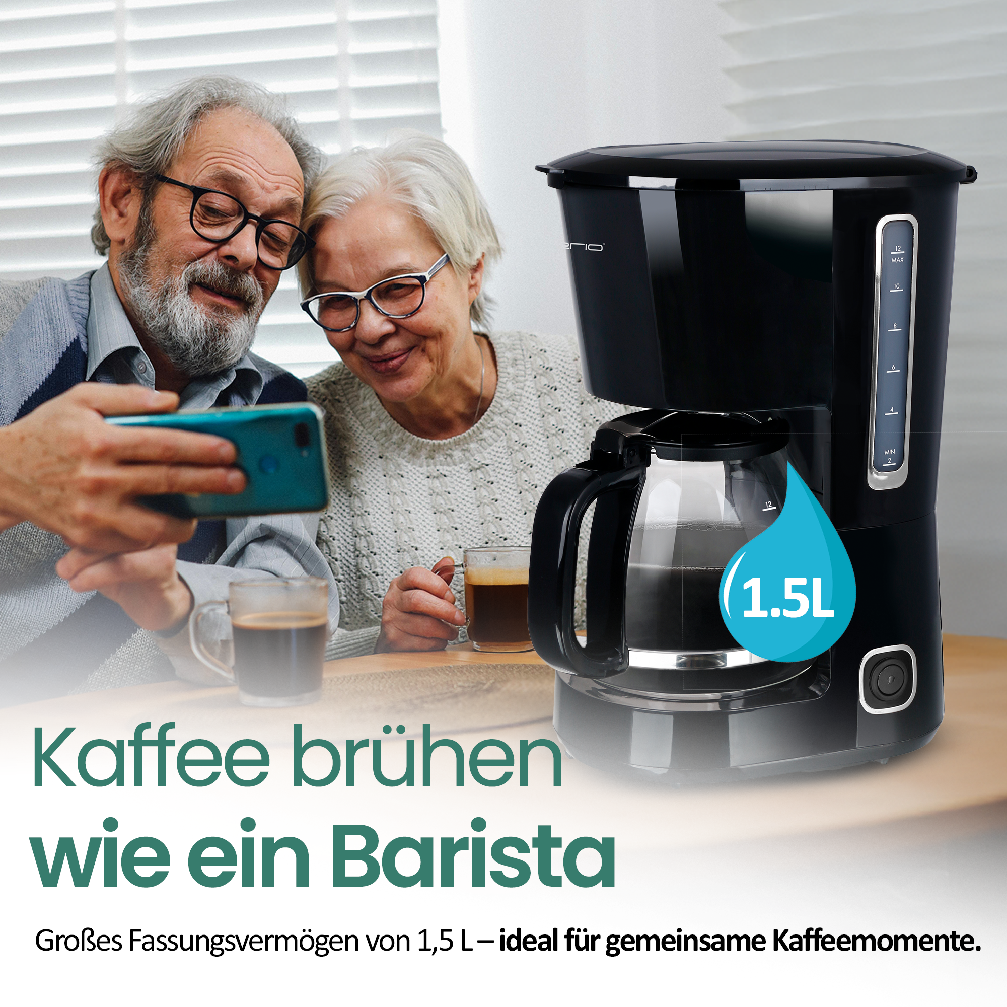 Älteres Paar macht Selfie mit Kaffeemaschine und 1.5L Fassungsvermögen.