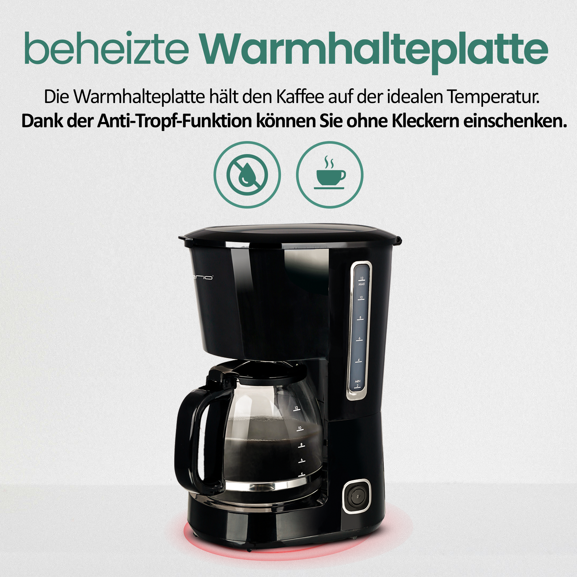 Schwarze Kaffeemaschine mit Glaskanne auf einer Warmhalteplatte.
