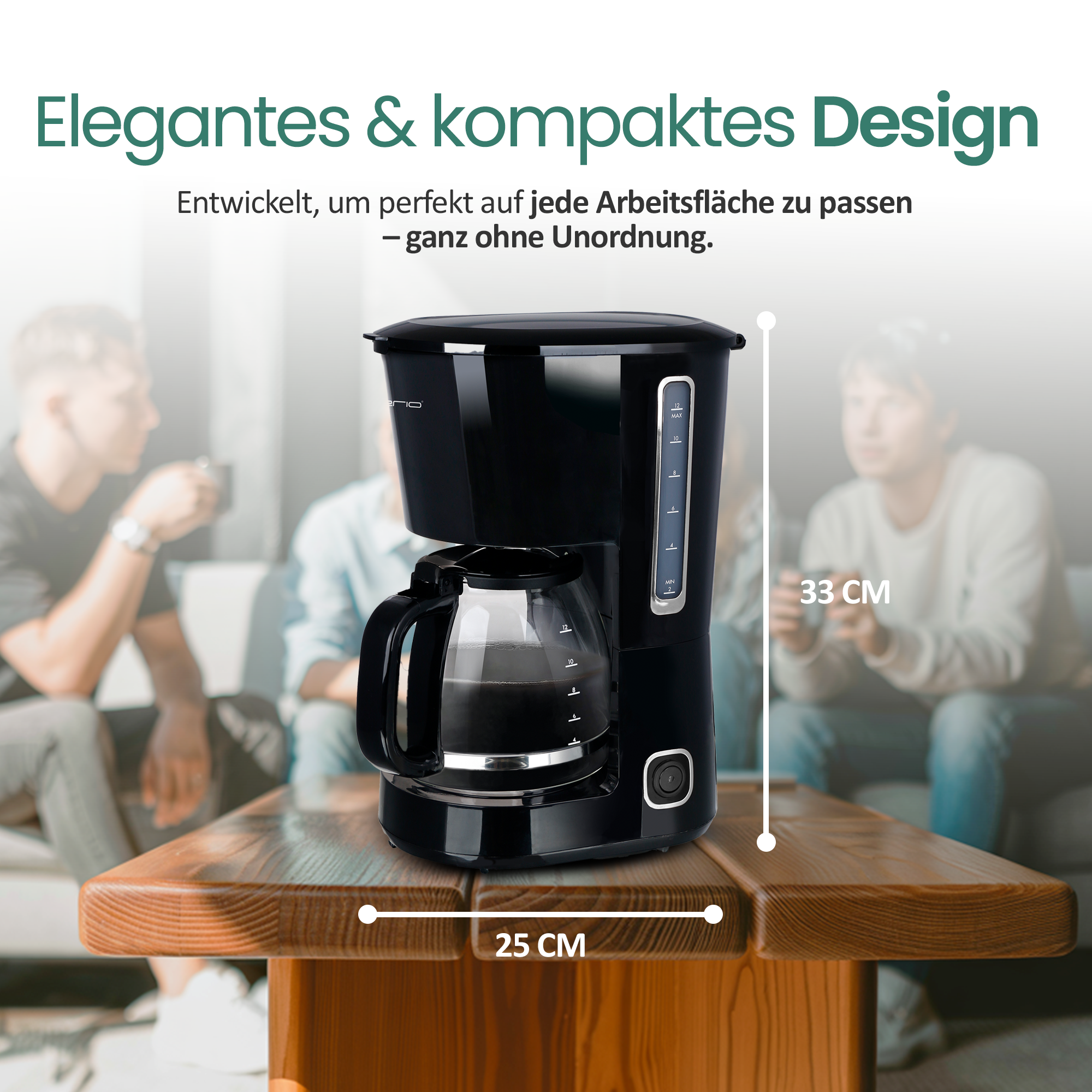 Schwarze Kaffeemaschine auf Holztisch, Maße 25x33cm. Zwei Personen im Hintergrund.