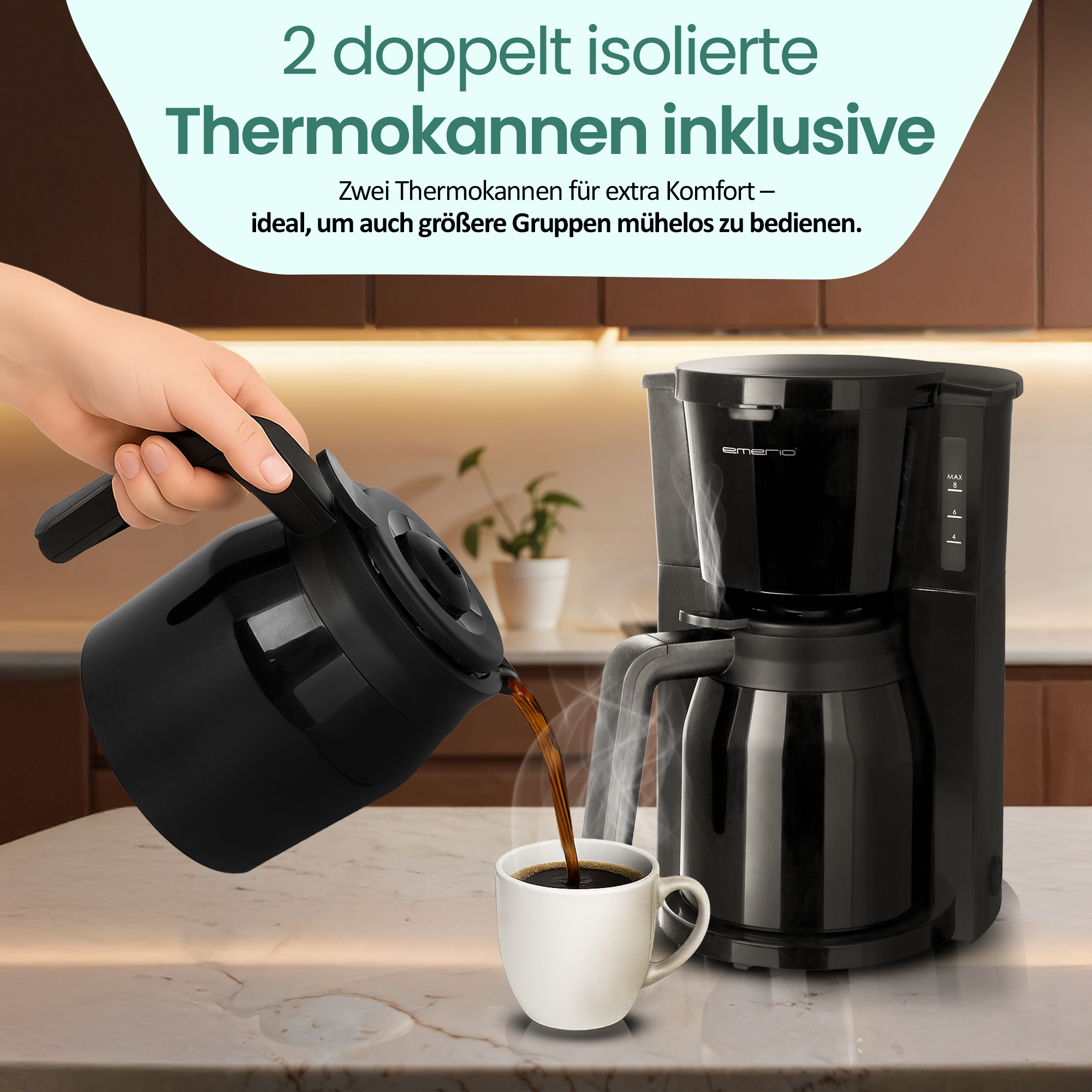 Eine Hand gießt Kaffee aus einer schwarzen Thermoskanne in eine weiße Tasse neben einer Kaffeemaschine.