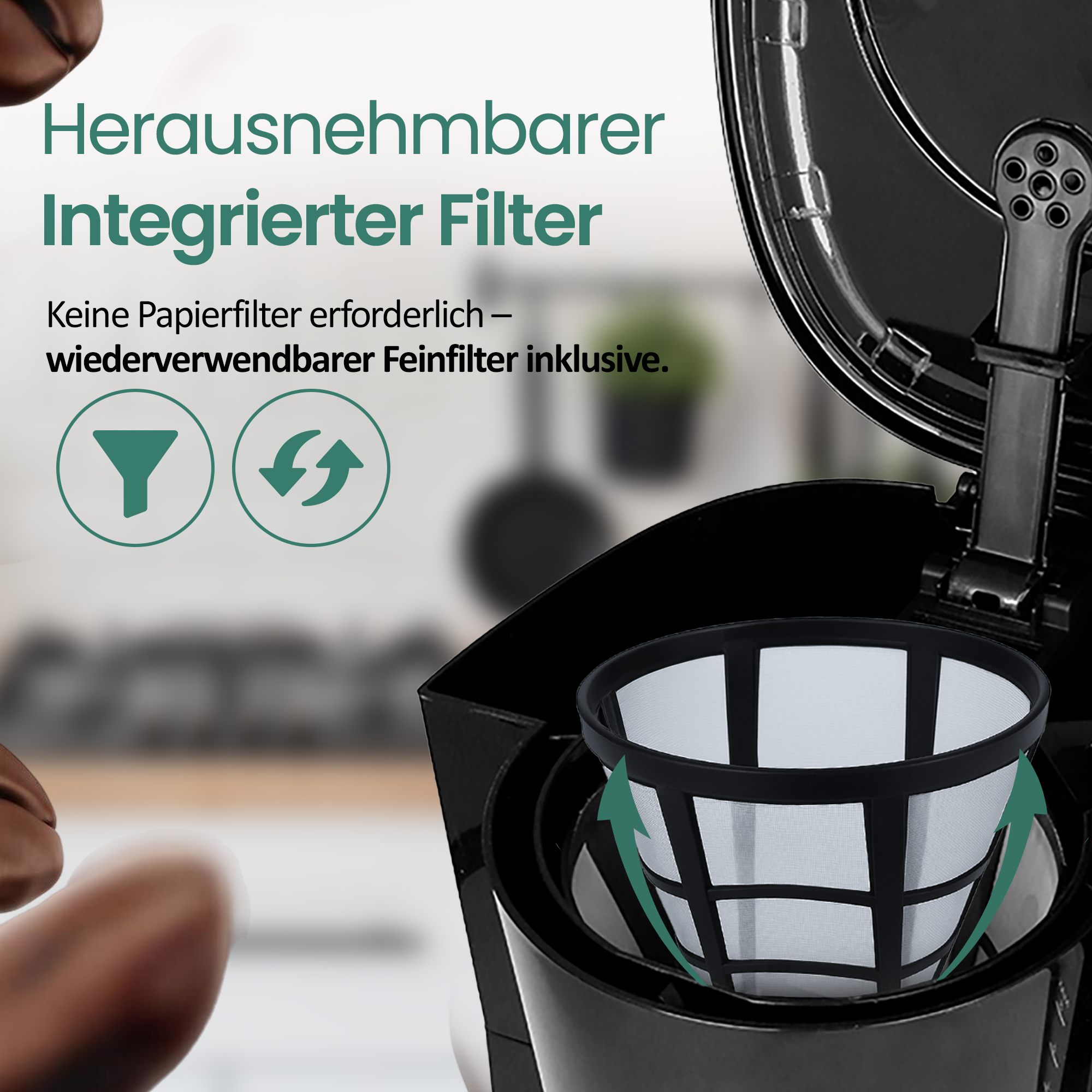 Kaffeemaschine mit herausnehmbarem Filter. Grüne Pfeile zeigen auf den Einsatz.