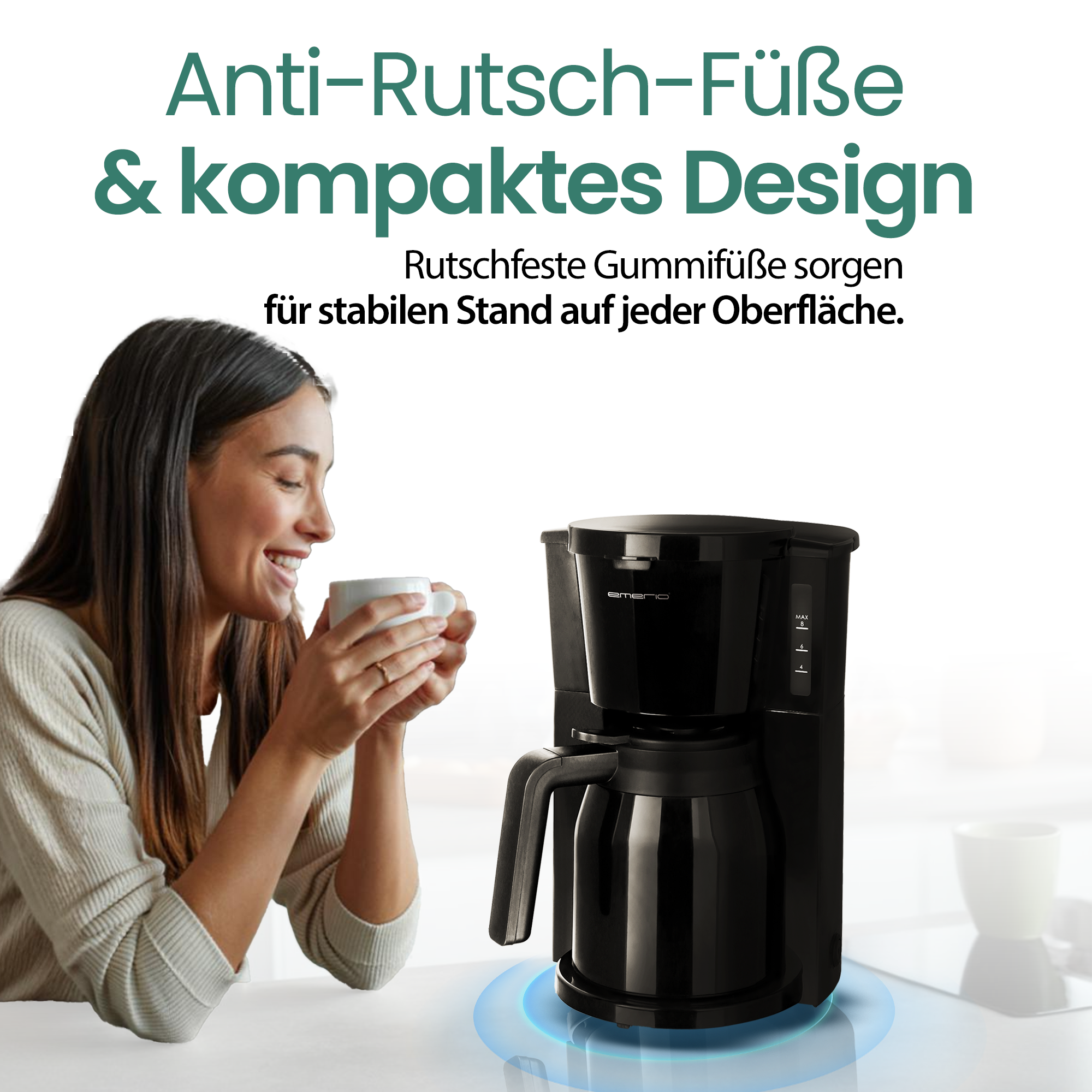 Frau mit Kaffeetasse neben schwarzer Kaffeemaschine mit Anti-Rutsch-Füßen.