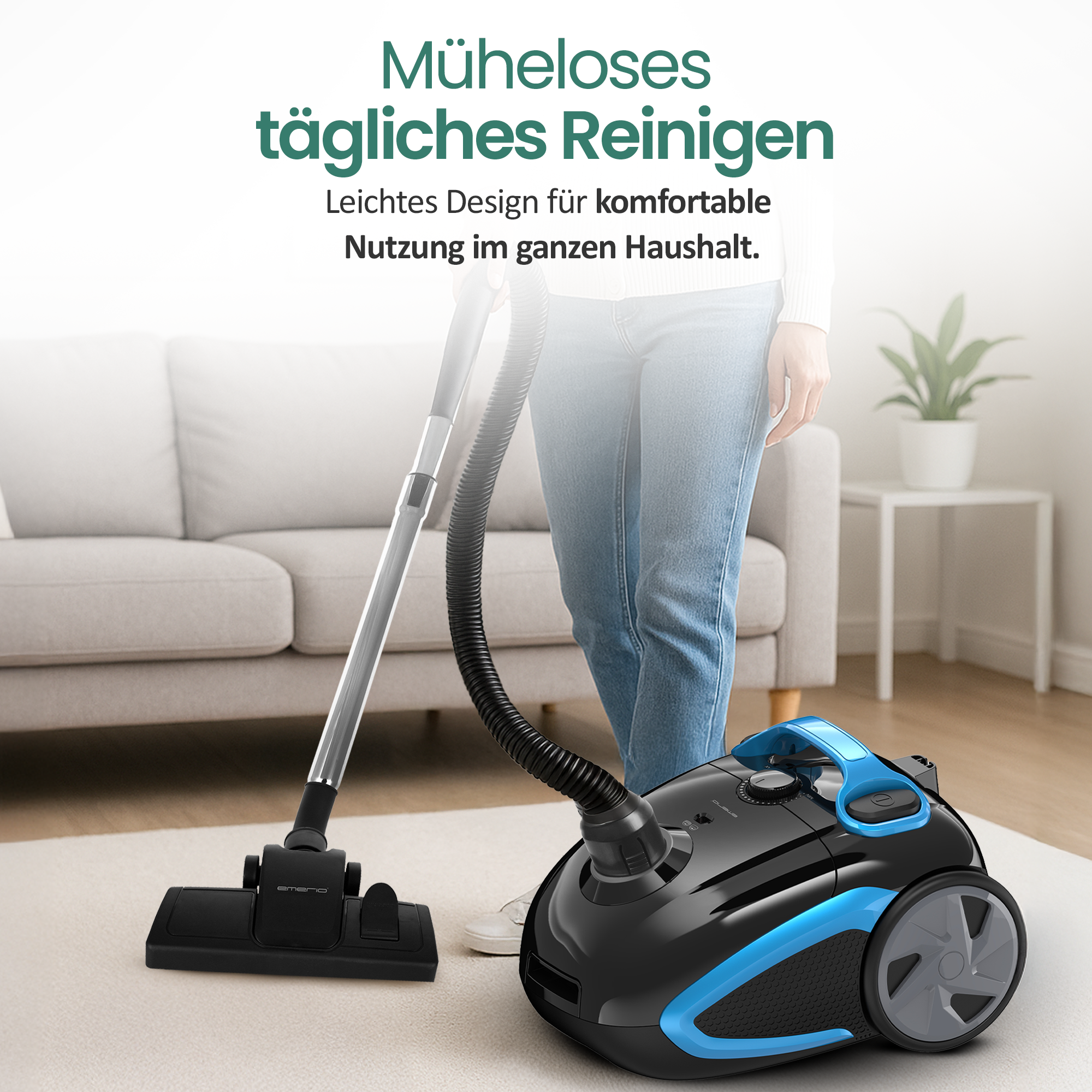 Schwarzer Staubsauger mit blauen Akzenten auf hellem Teppich, daneben ein Sofa.