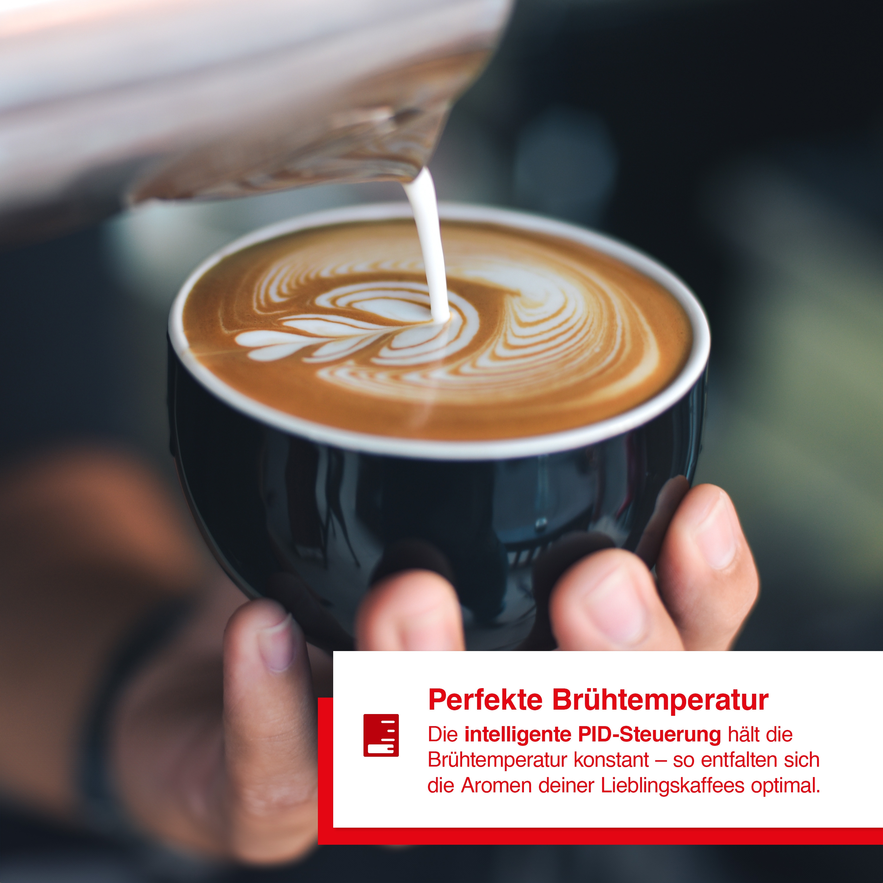 Milch wird in Kaffee mit Latte Art gegossen. Perfekte Brühtemperatur.