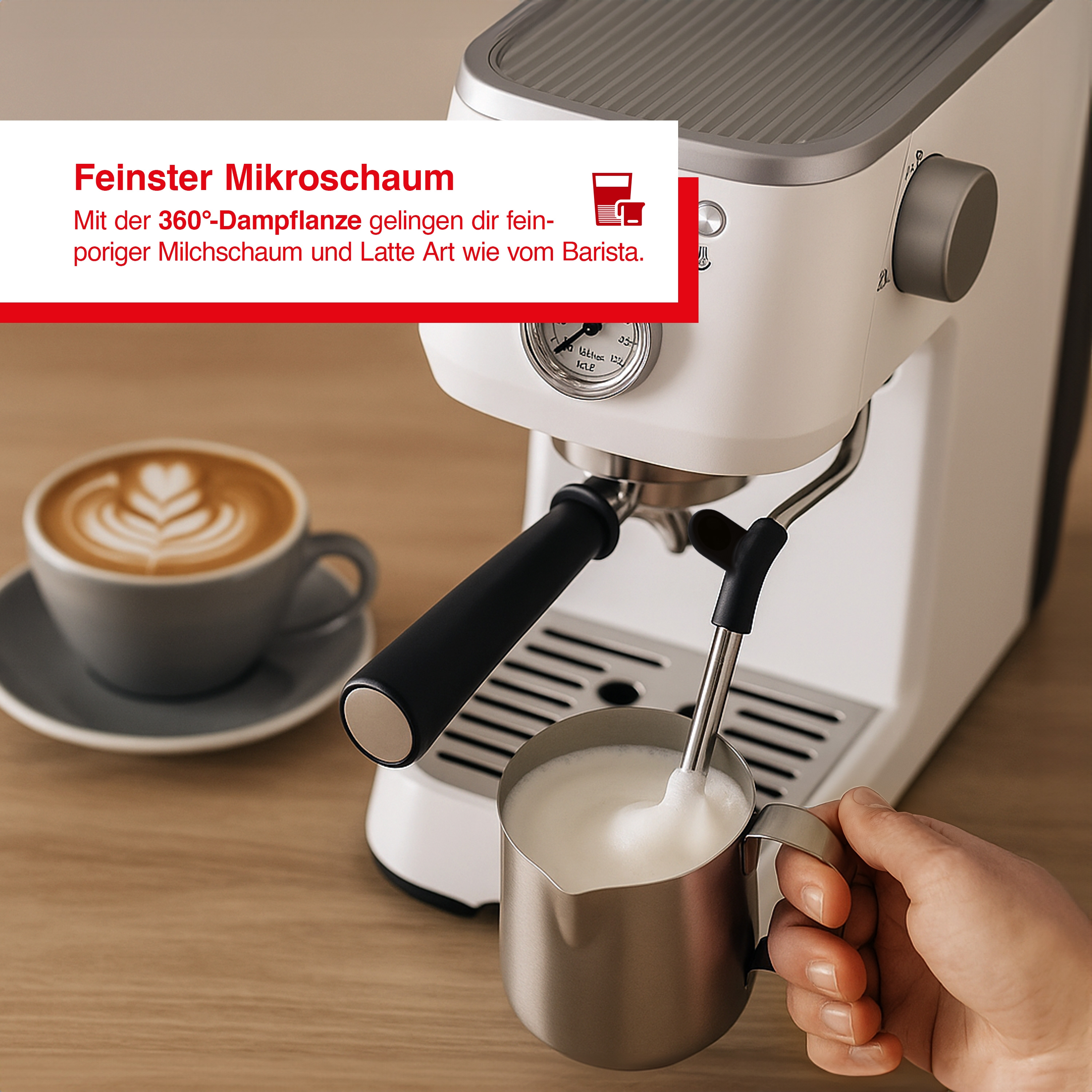 Espressomaschine schäumt Milch auf, daneben eine Latte Art Tasse.